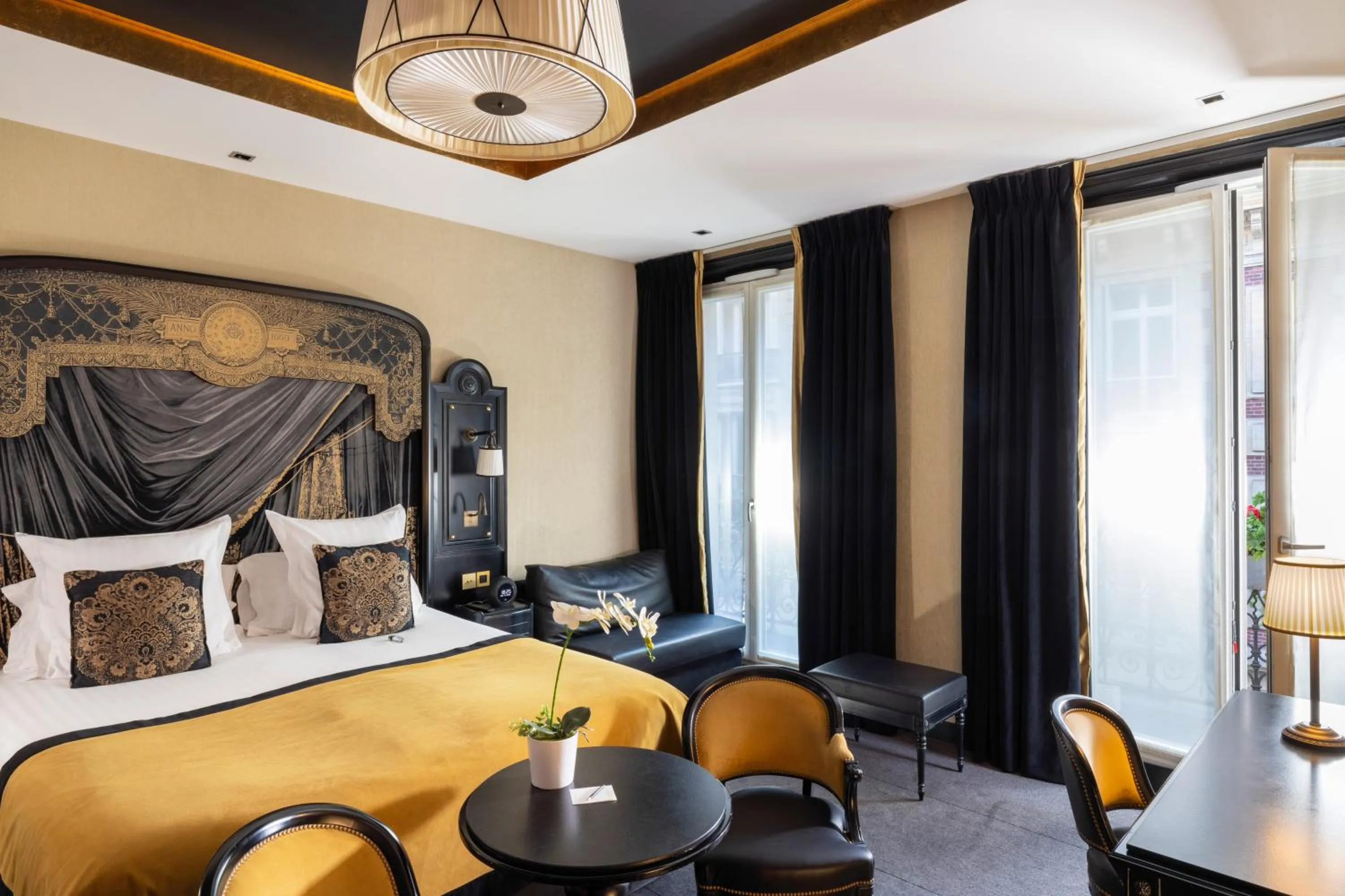 Bedroom, Bed in Le Belmont Paris