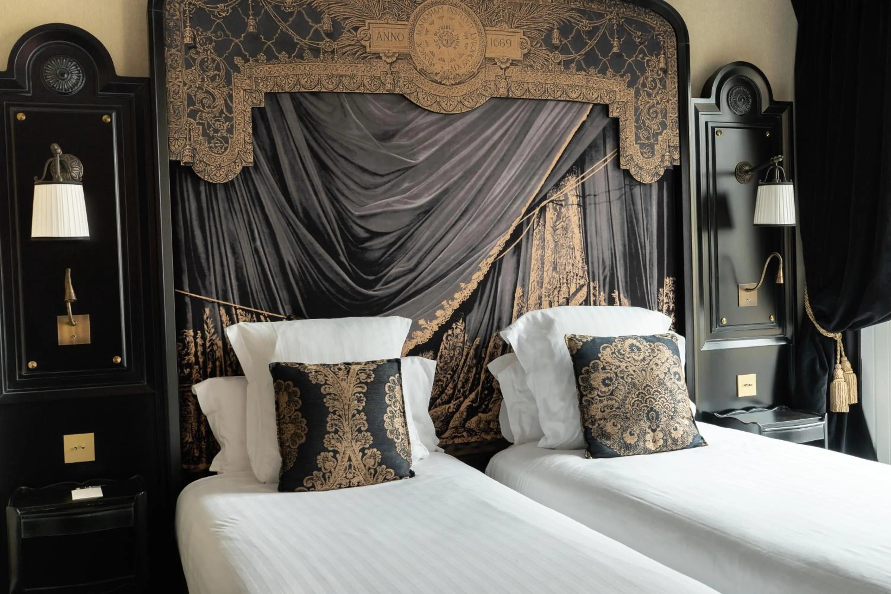 Bed in Le Belmont Paris