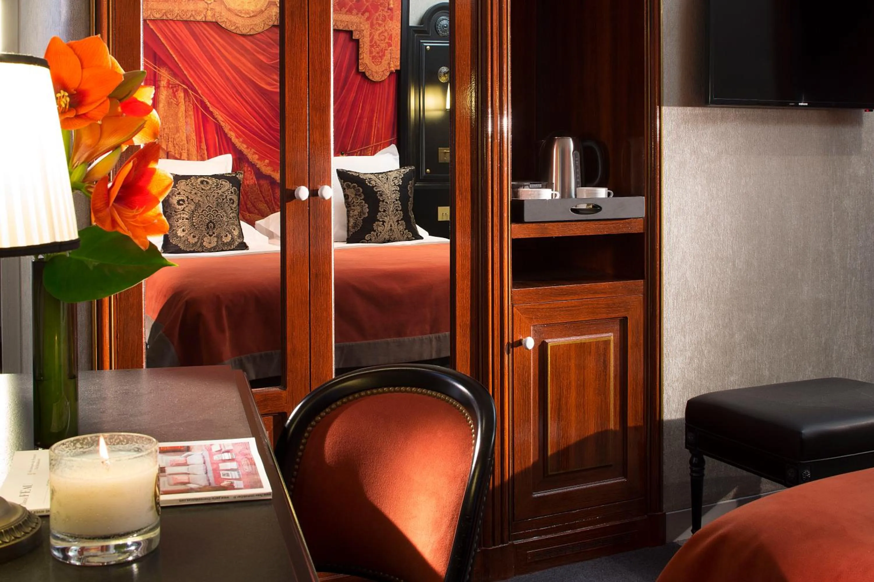 Photo of the whole room, Bed in Le Belmont Paris