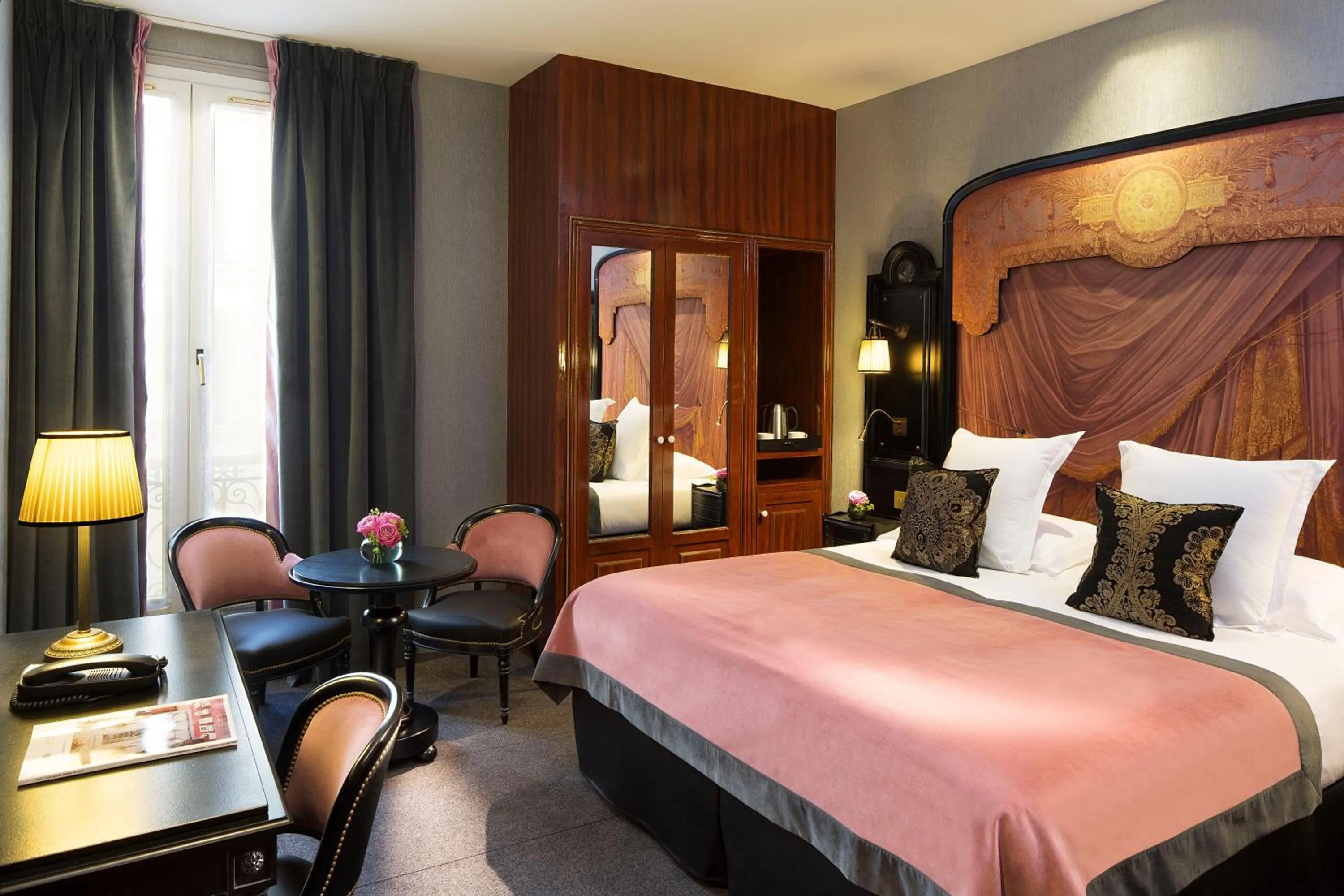 Photo of the whole room, Bed in Le Belmont Paris