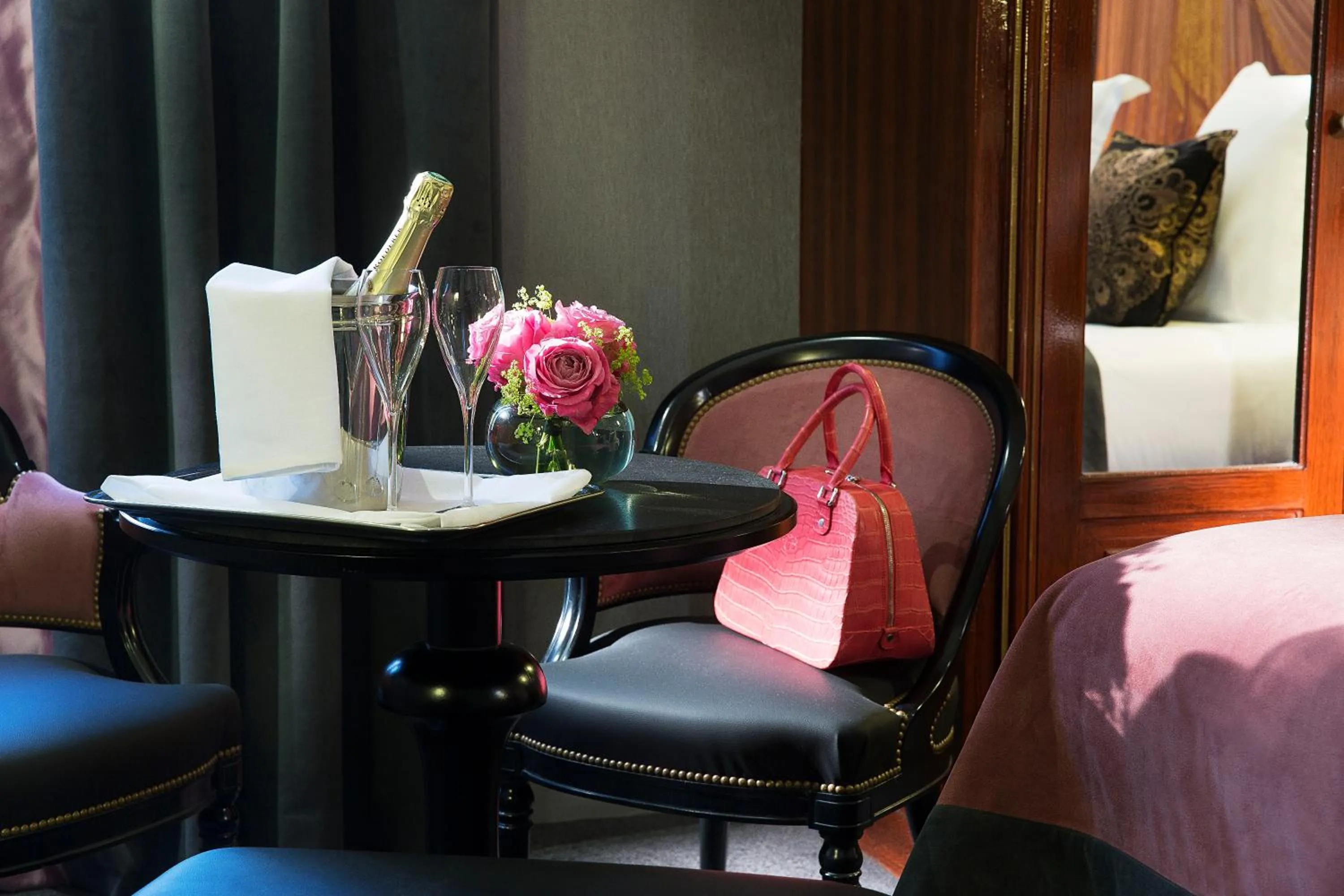 Lounge or bar, Bed in Le Belmont Paris