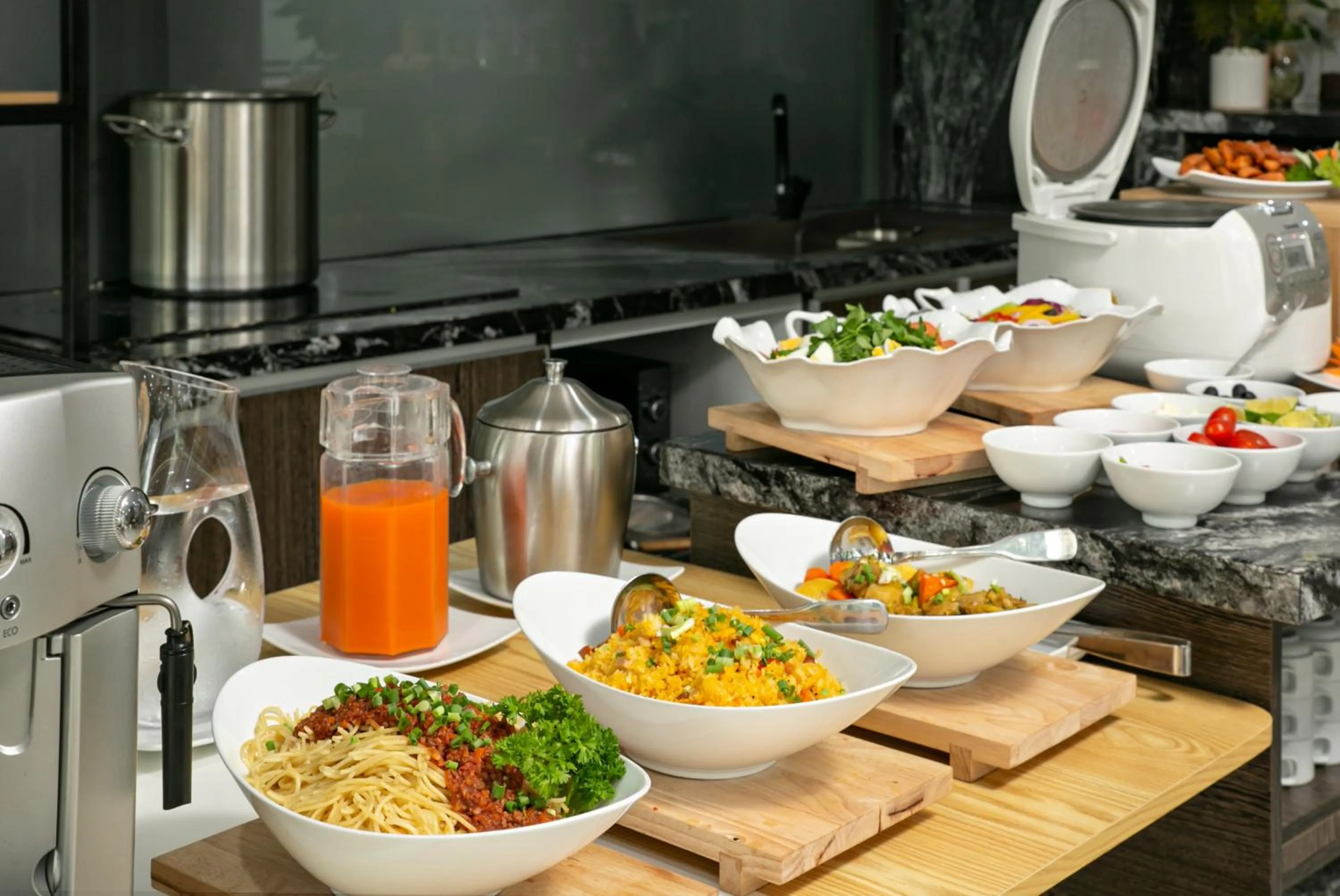 Restaurant/places to eat in Meliora Hotel & Apartment