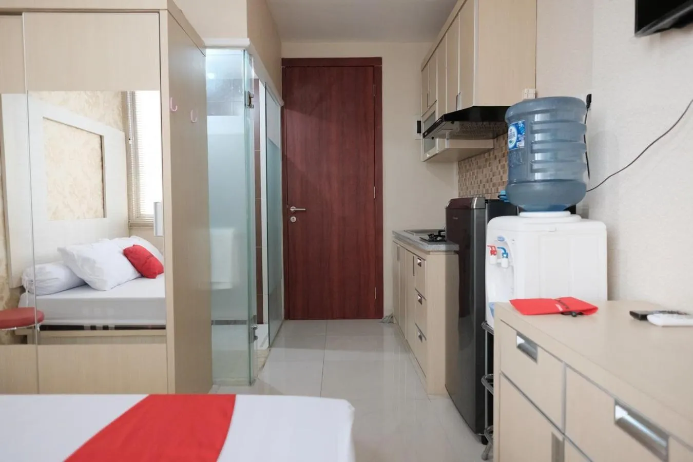Communal kitchen, Bed in RedLiving Apartemen Saladdin Mansion - RAN Management