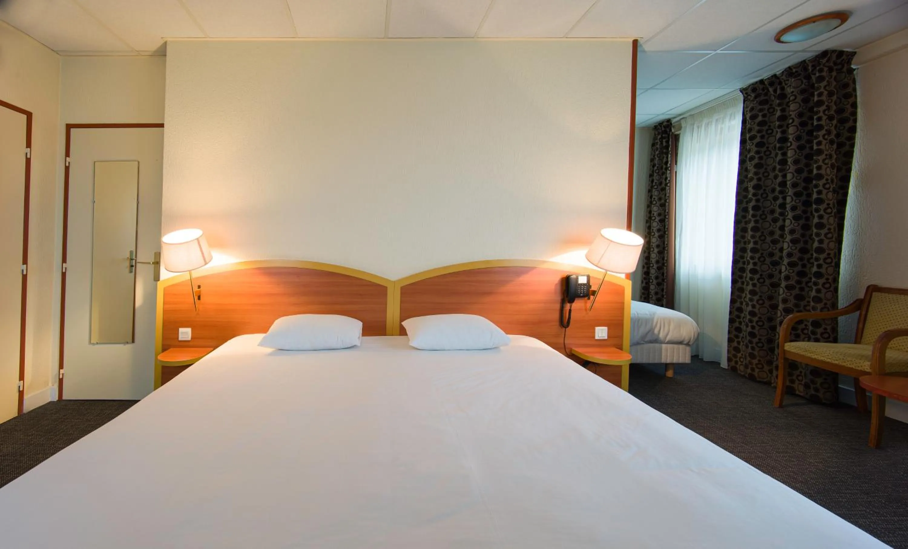 Bedroom, Bed in Kyriad Hôtel Lamballe - Gare TGV - Centre ville