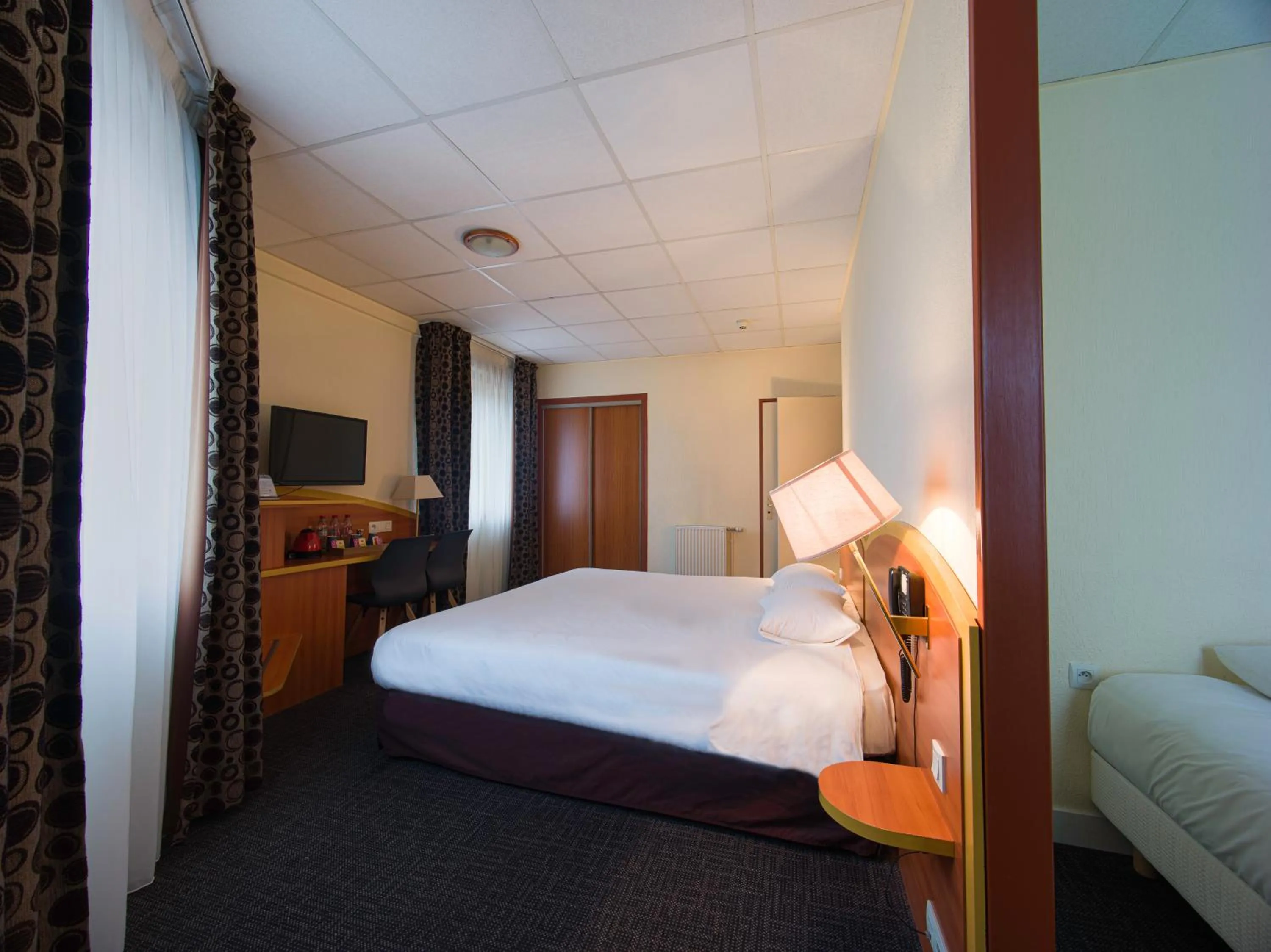 TV and multimedia, Bed in Kyriad Hôtel Lamballe - Gare TGV - Centre ville