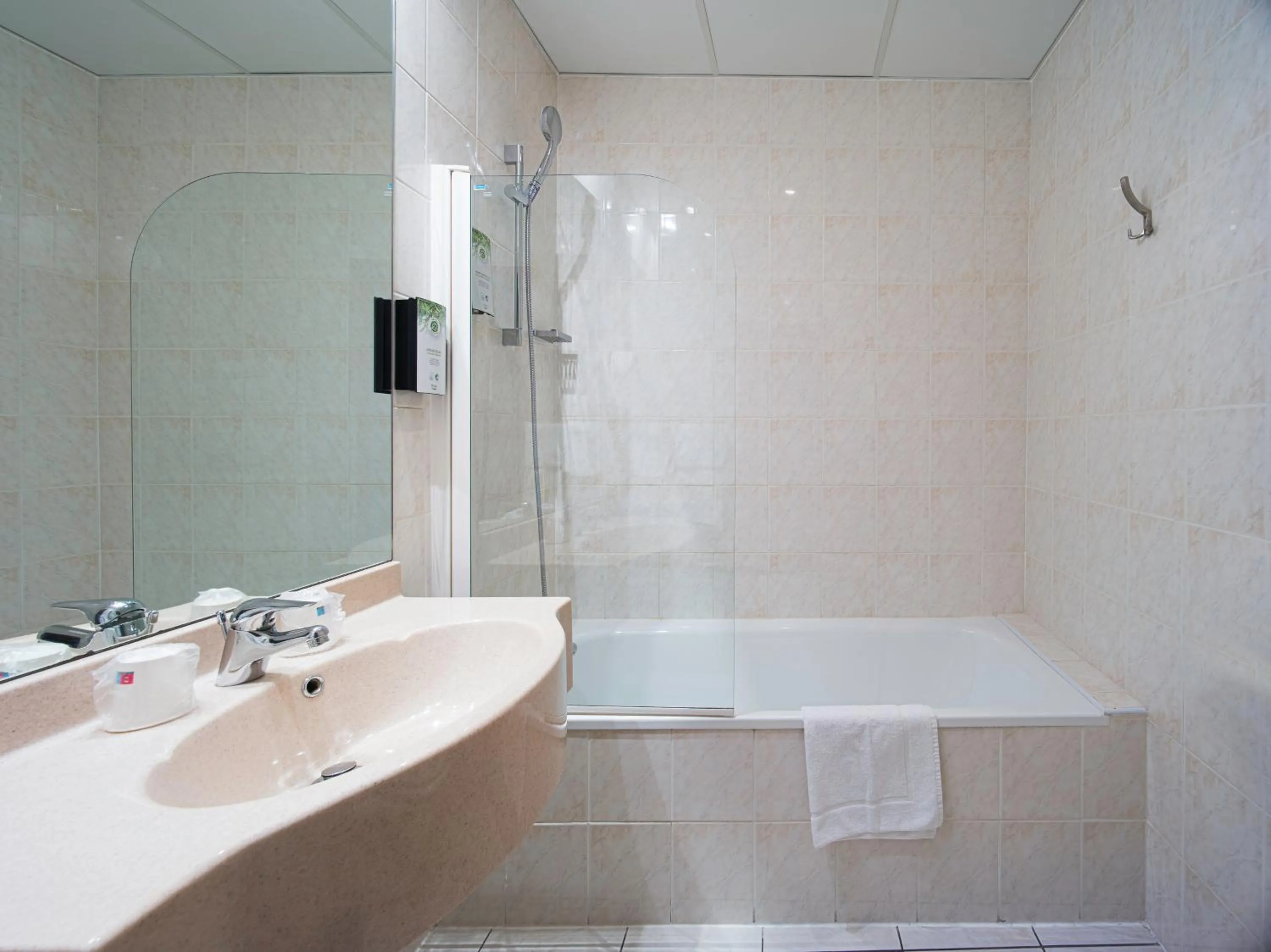 Bathroom in Kyriad Hôtel Lamballe - Gare TGV - Centre ville