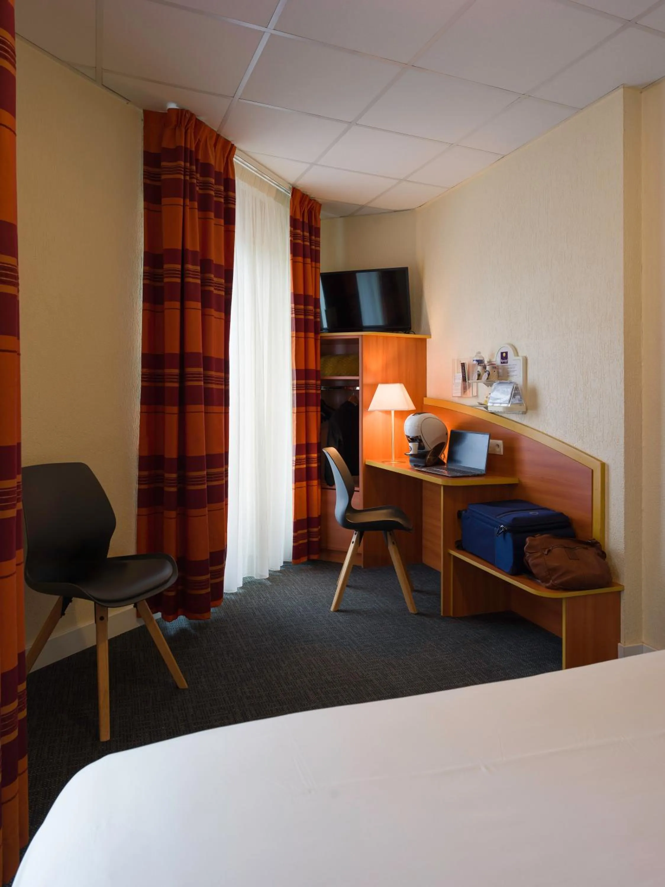 Coffee/tea facilities, Bed in Kyriad Hôtel Lamballe - Gare TGV - Centre ville