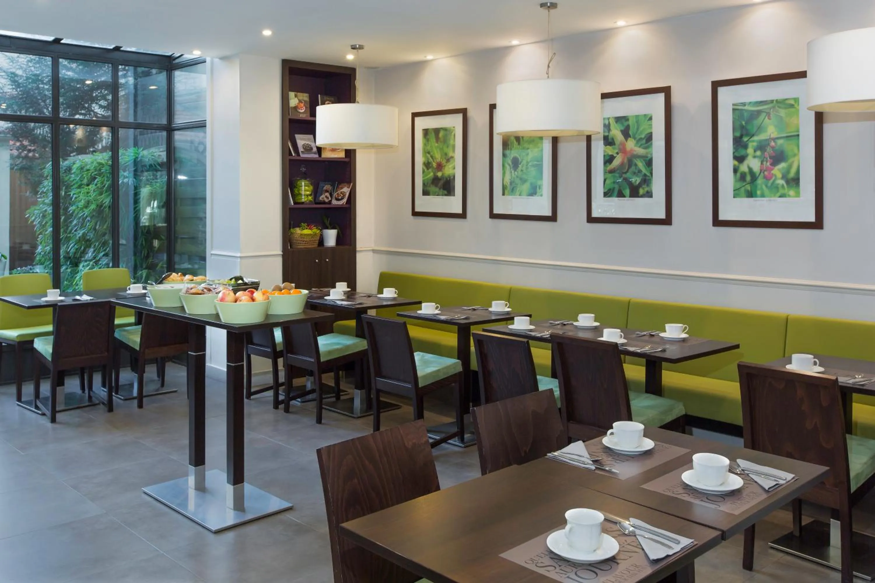 Restaurant/places to eat in Best Western Rives de Paris La Defense