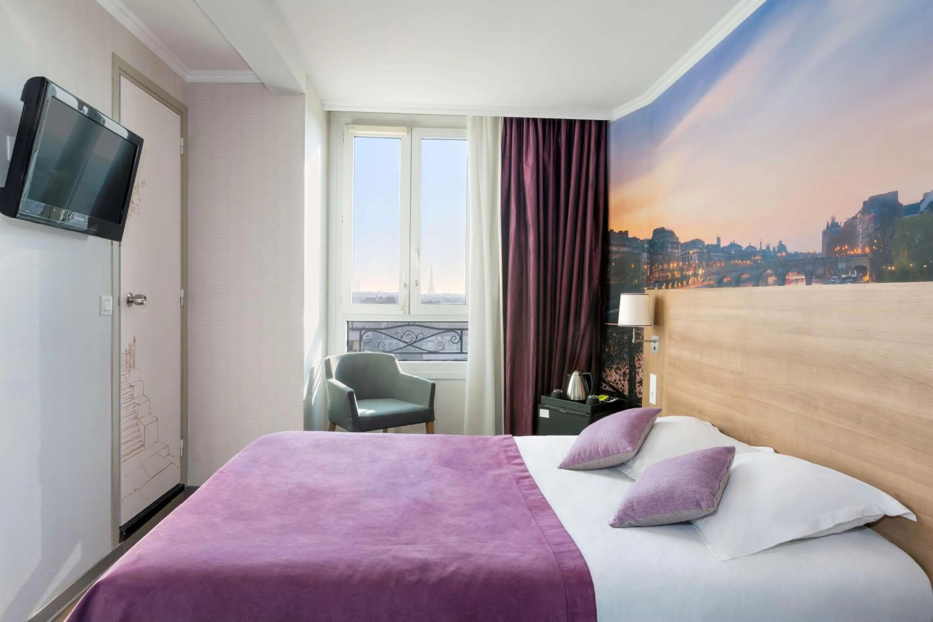 Photo of the whole room, Bed in Best Western Rives de Paris La Defense