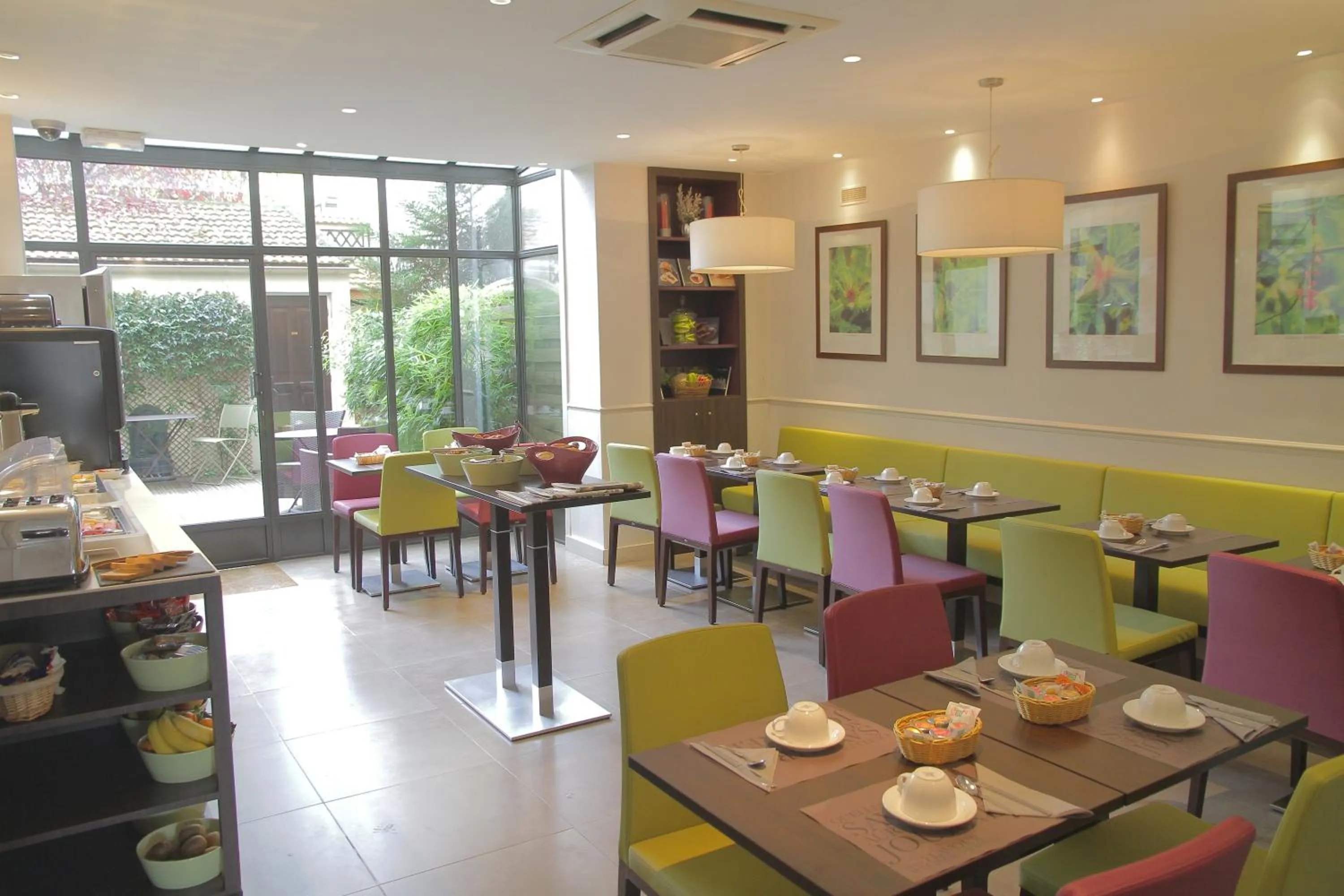 Restaurant/places to eat in Best Western Rives de Paris La Defense