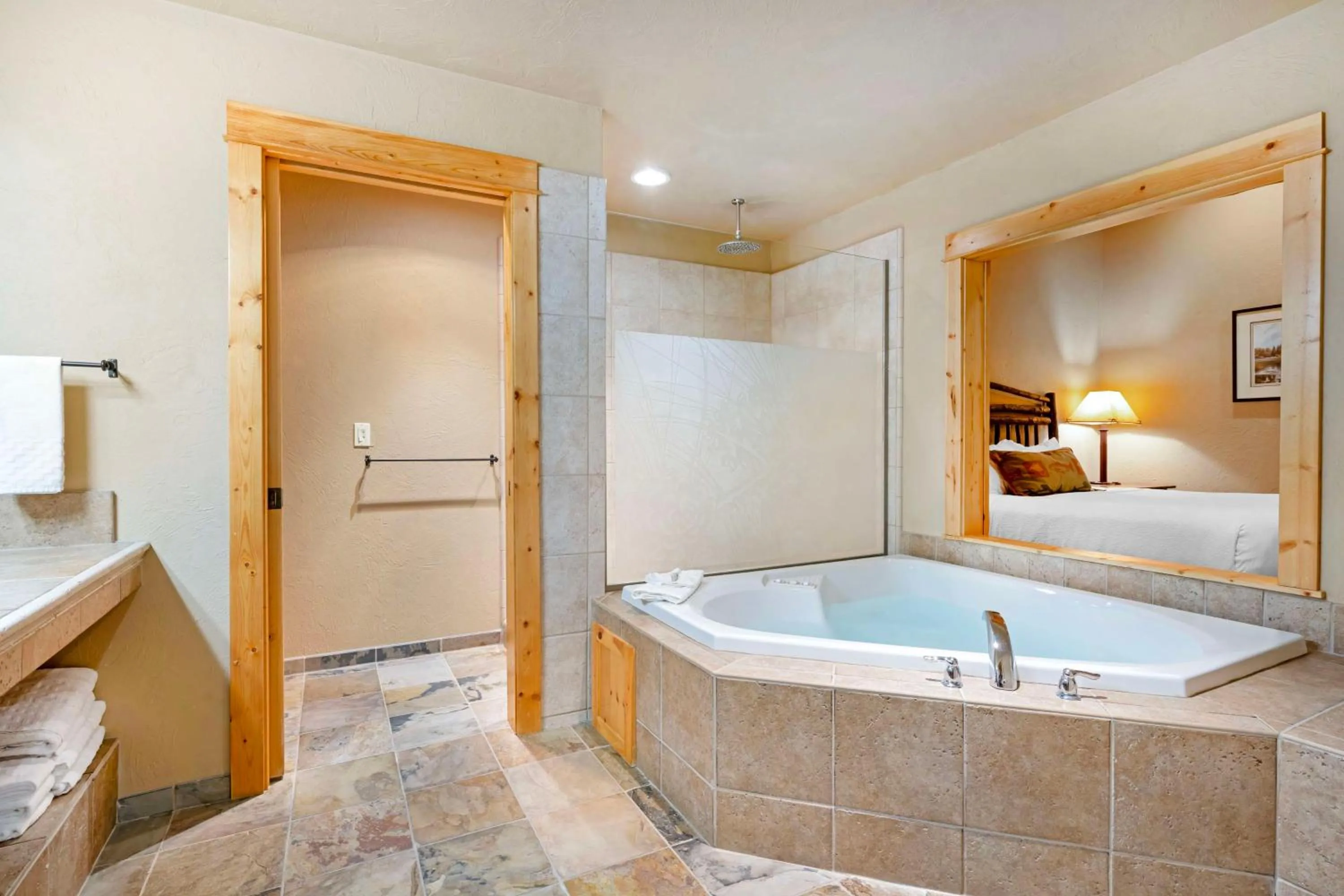 Bathroom, Bed in Best Western Ponderosa Lodge