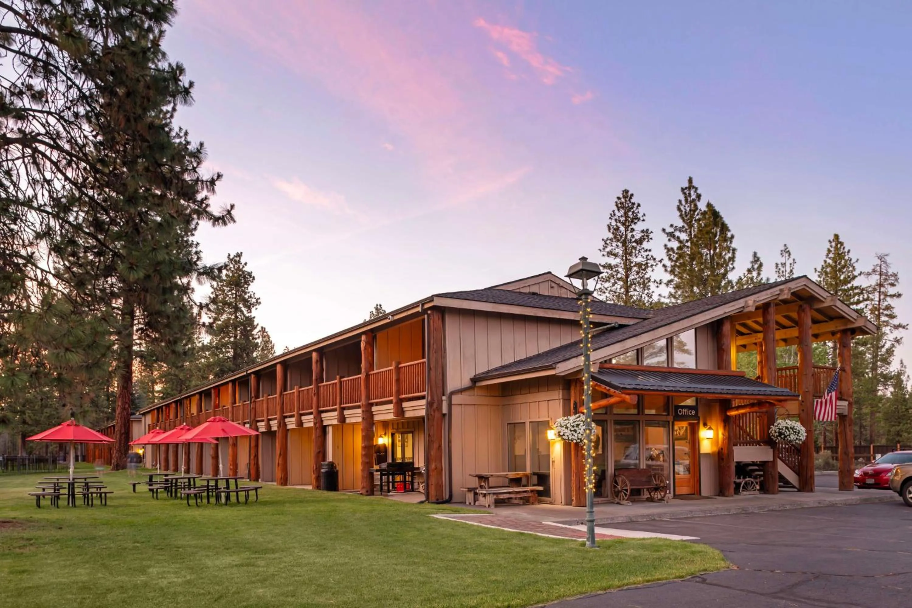 Property building in Best Western Ponderosa Lodge