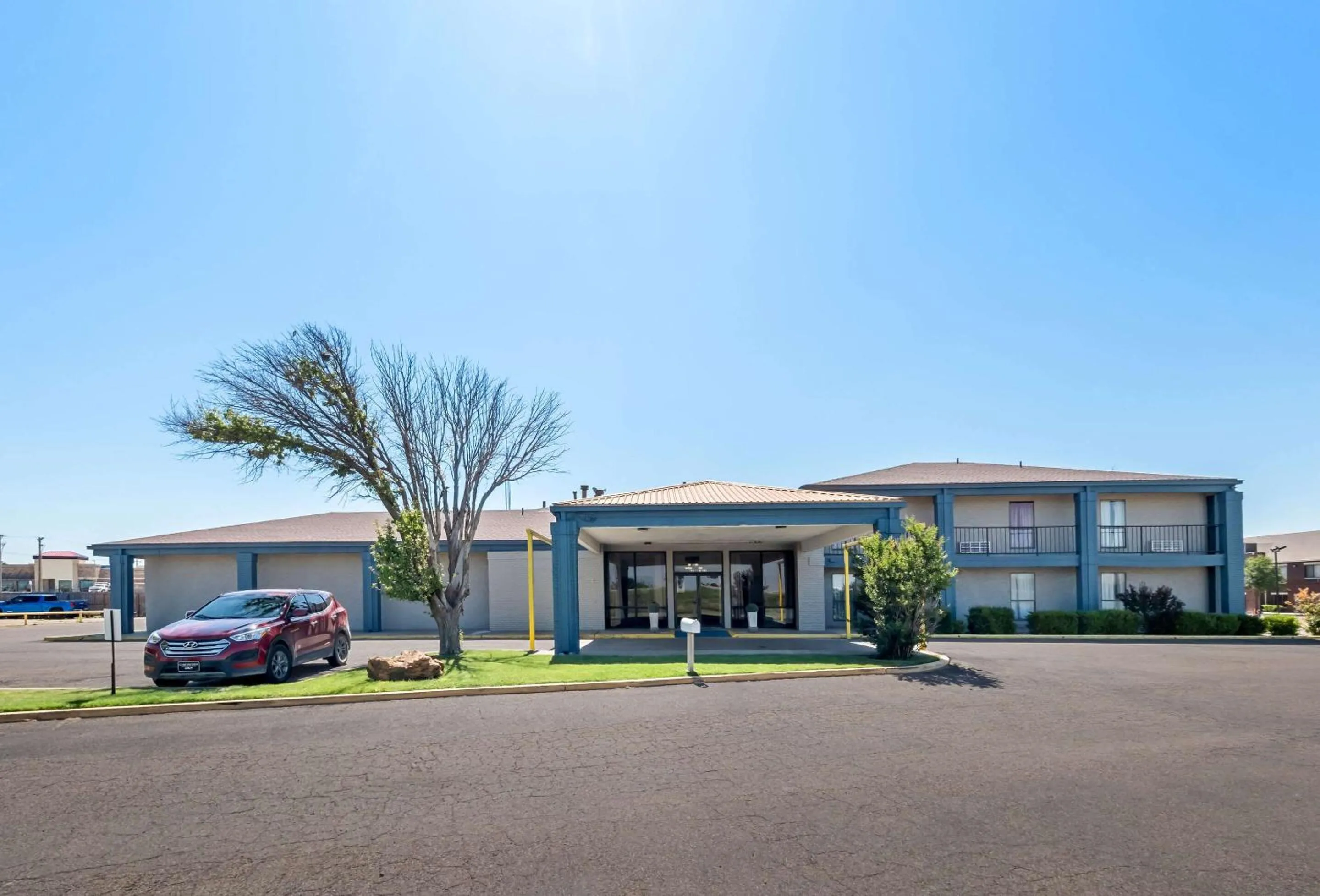 Property building in Quality Inn Plainview