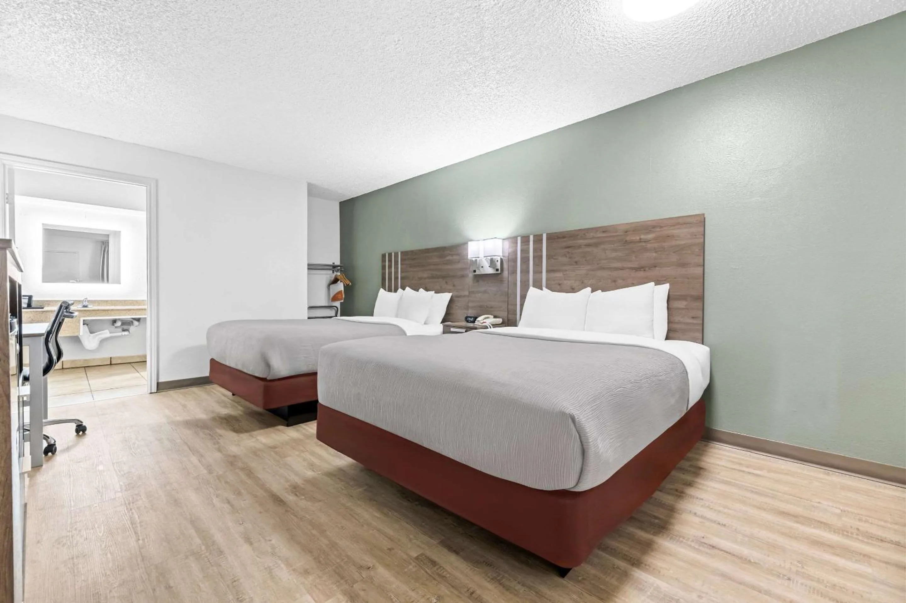 Bedroom, Bed in Quality Inn Plainview