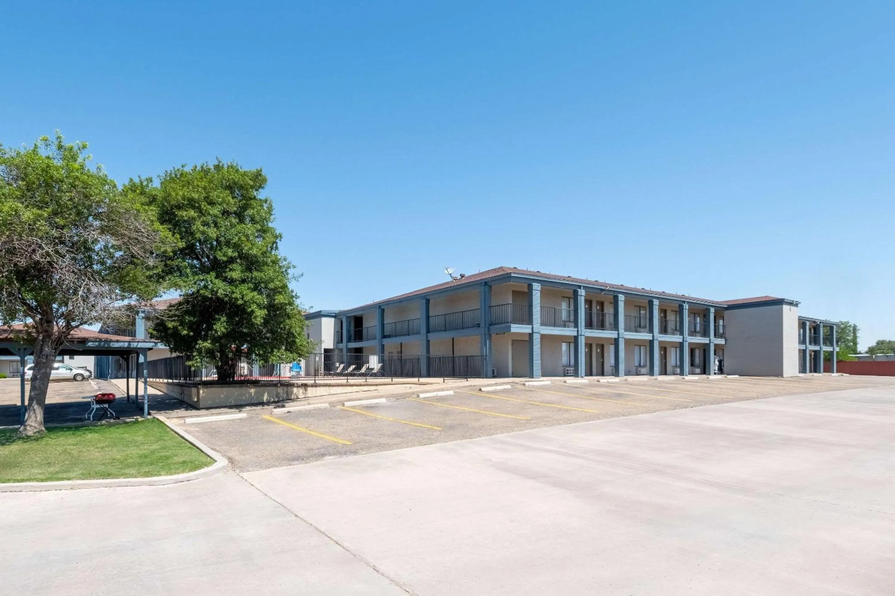 Property building in Quality Inn Plainview