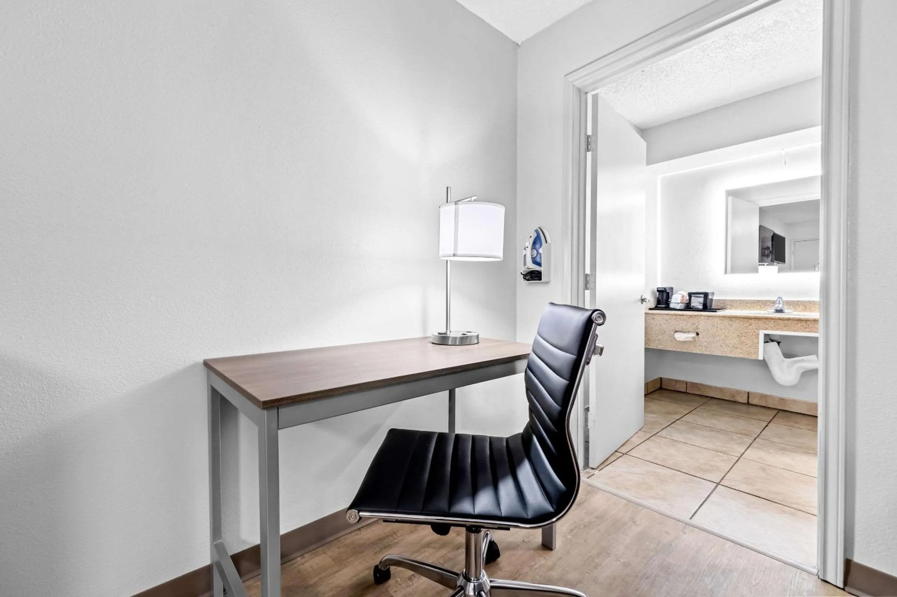 Bedroom in Quality Inn Plainview