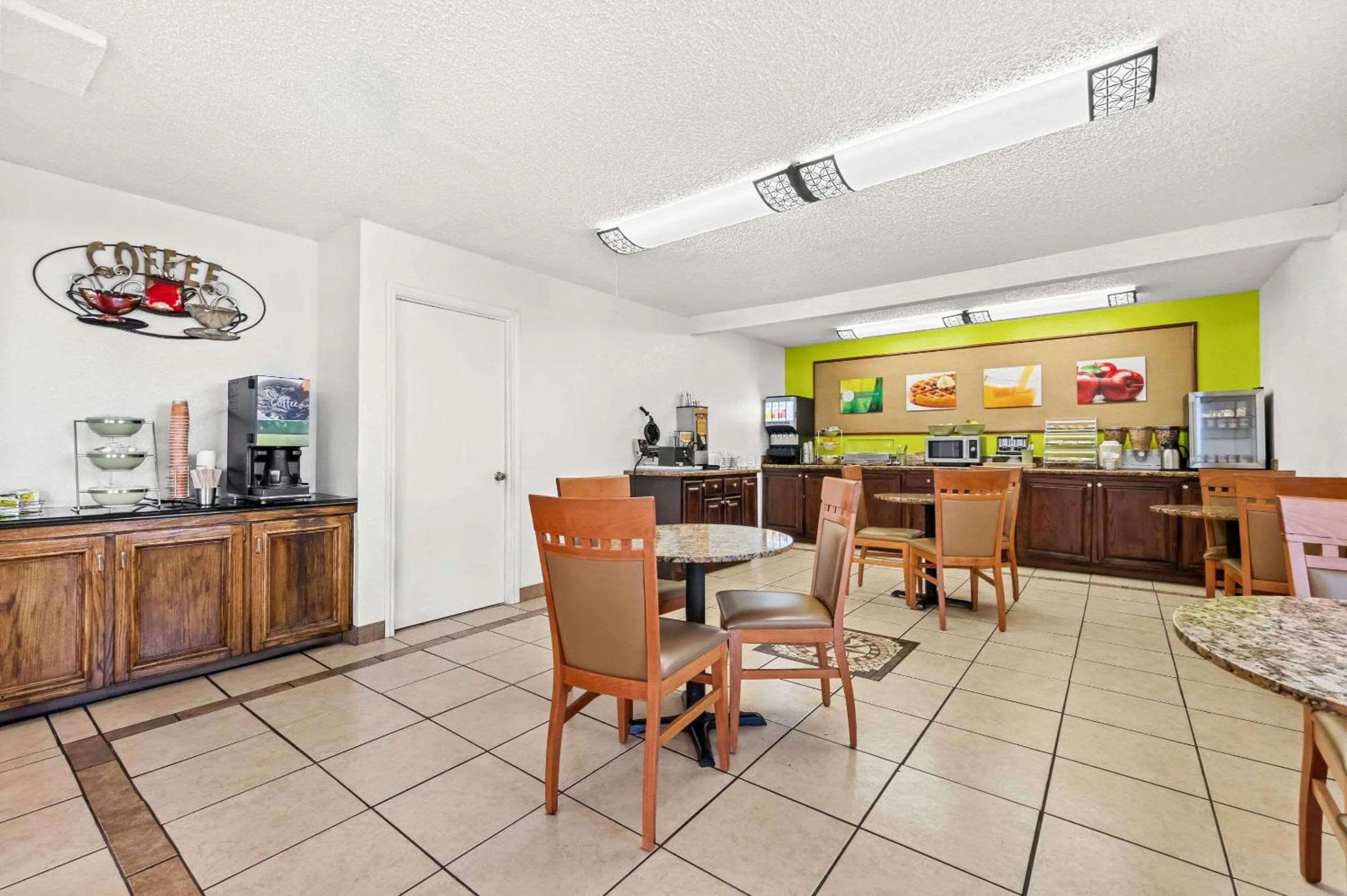 Breakfast in Quality Inn Plainview