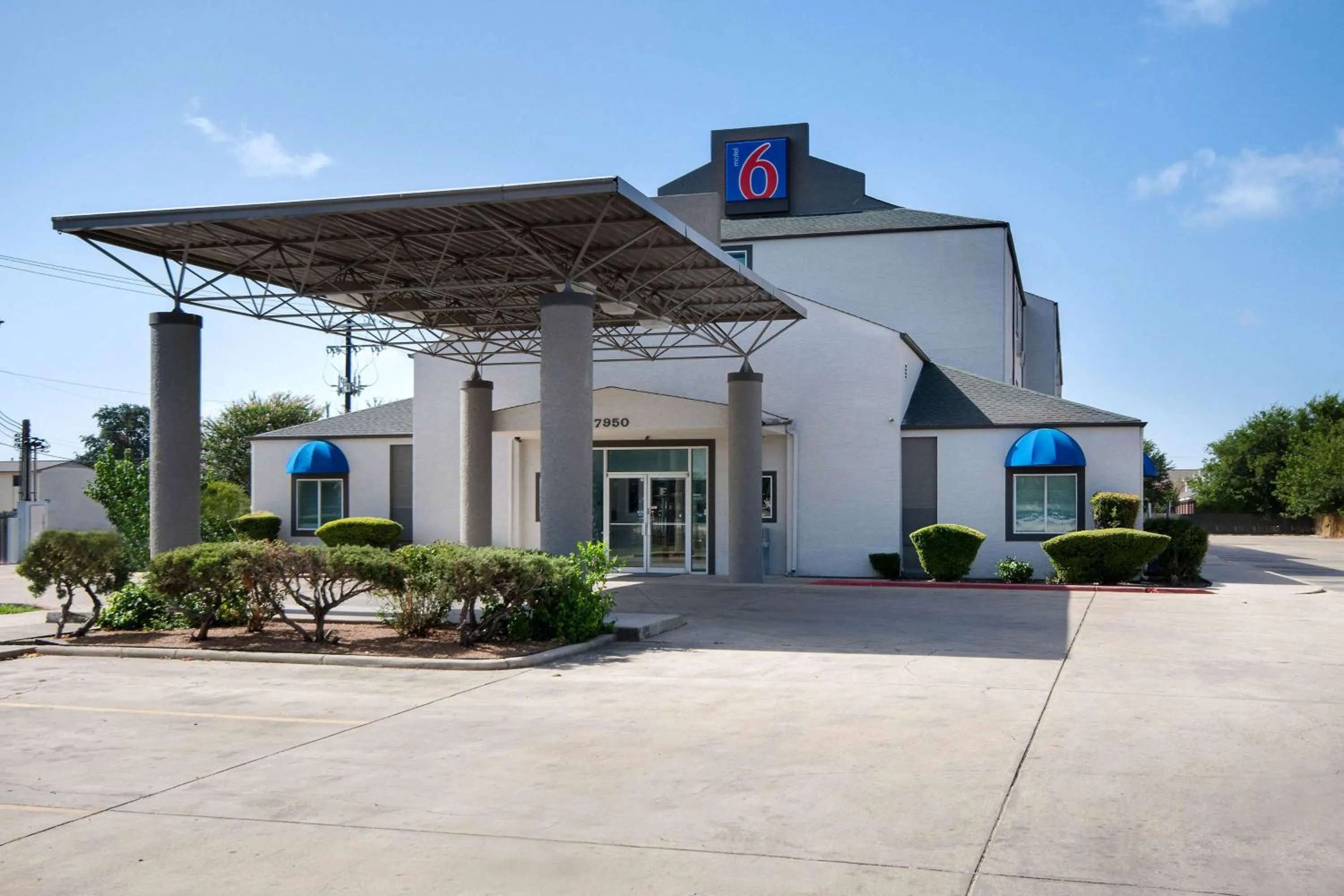 Property building in Motel 6-San Antonio, TX - South