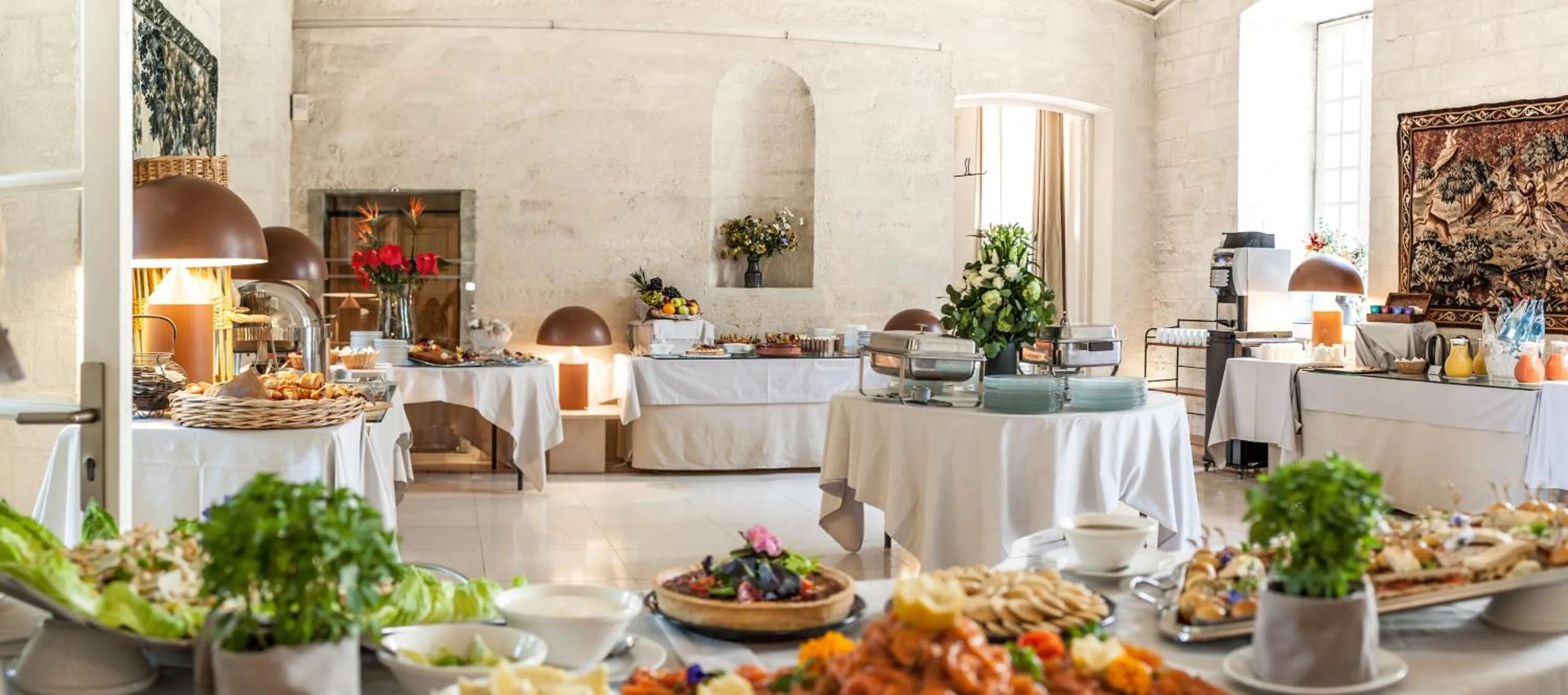 Restaurant/places to eat in Hôtel Cloitre Saint Louis Avignon