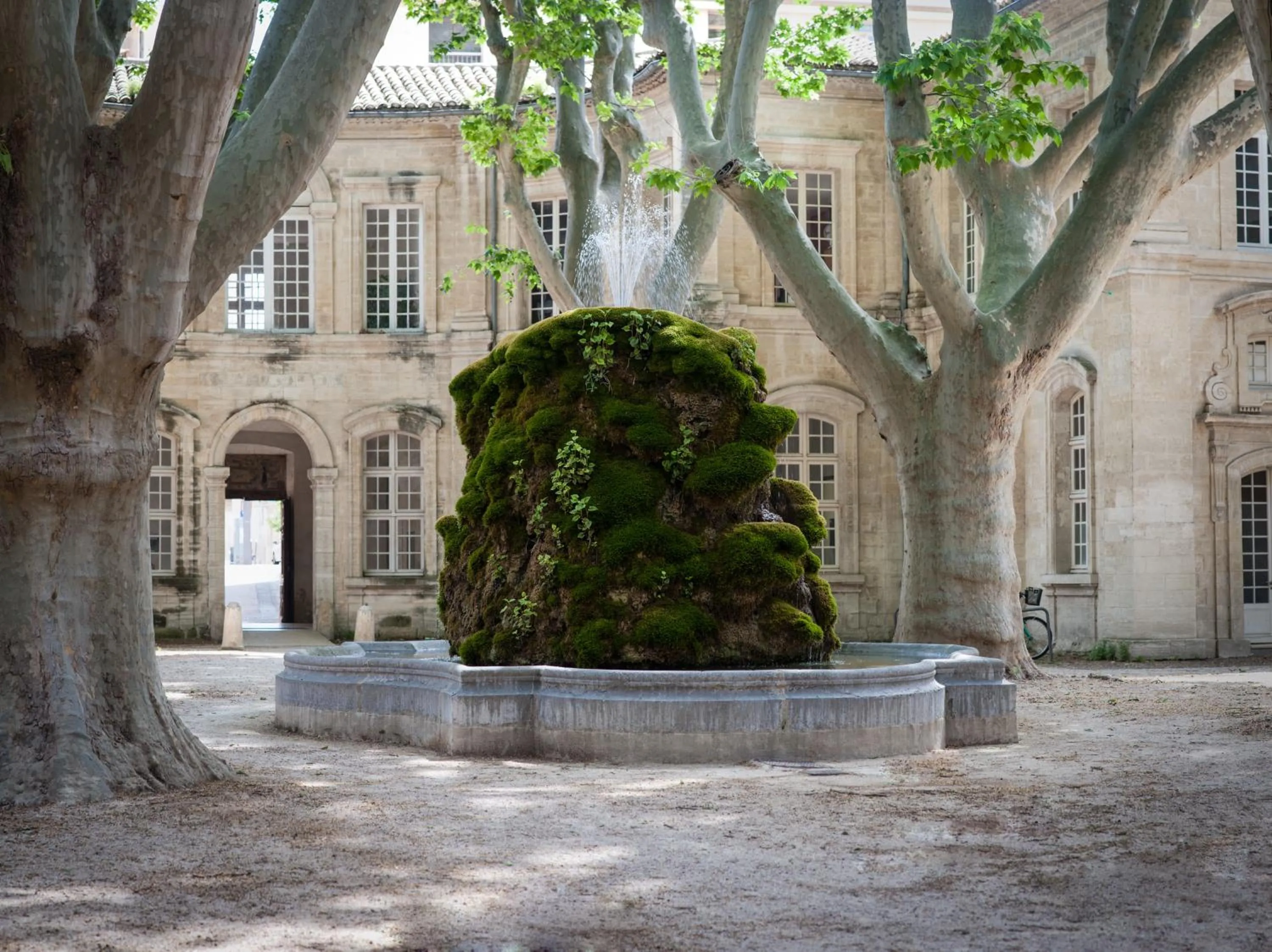 Property building in Hôtel Cloitre Saint Louis Avignon