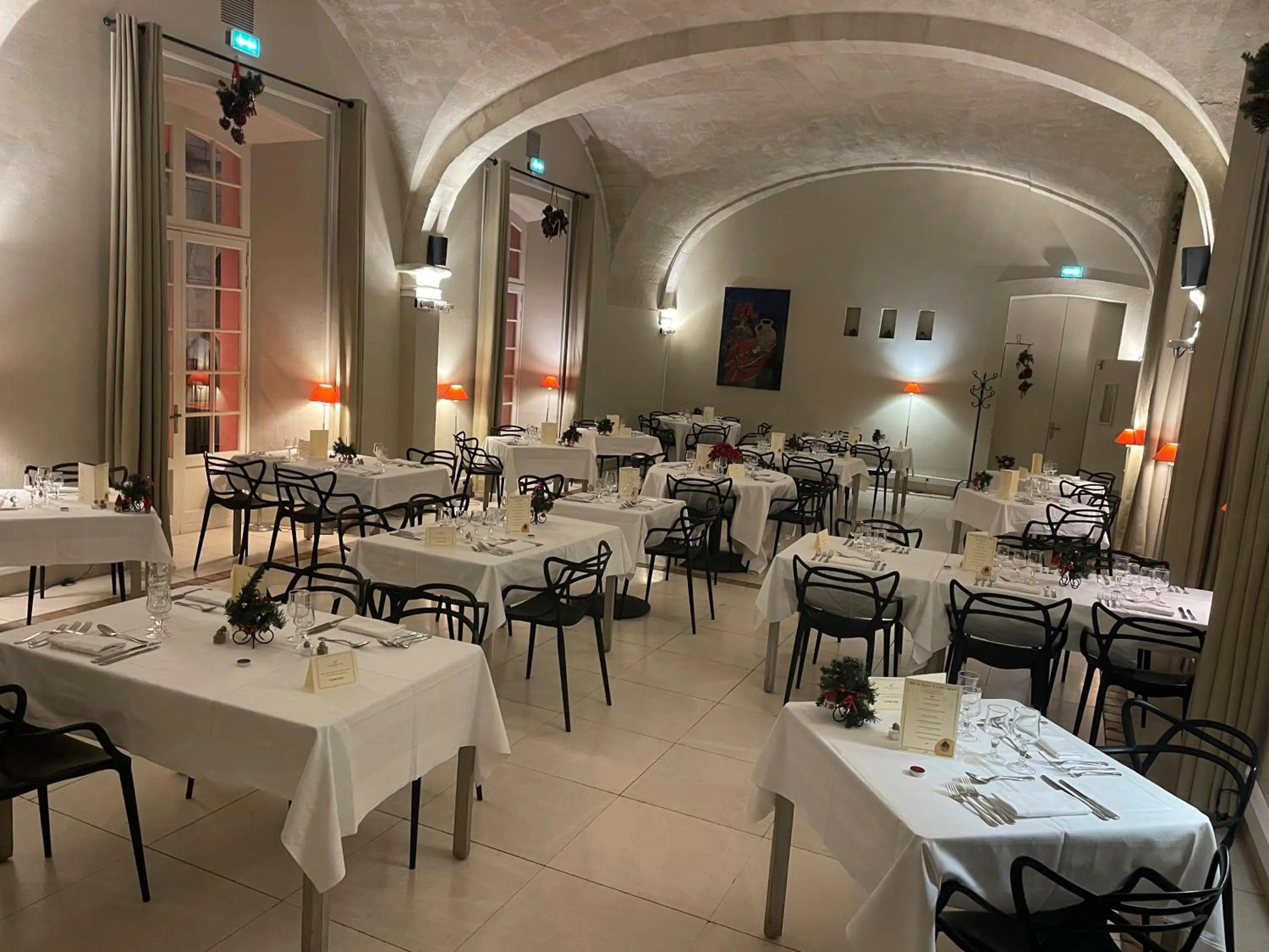 Restaurant/places to eat in Hôtel Cloitre Saint Louis Avignon