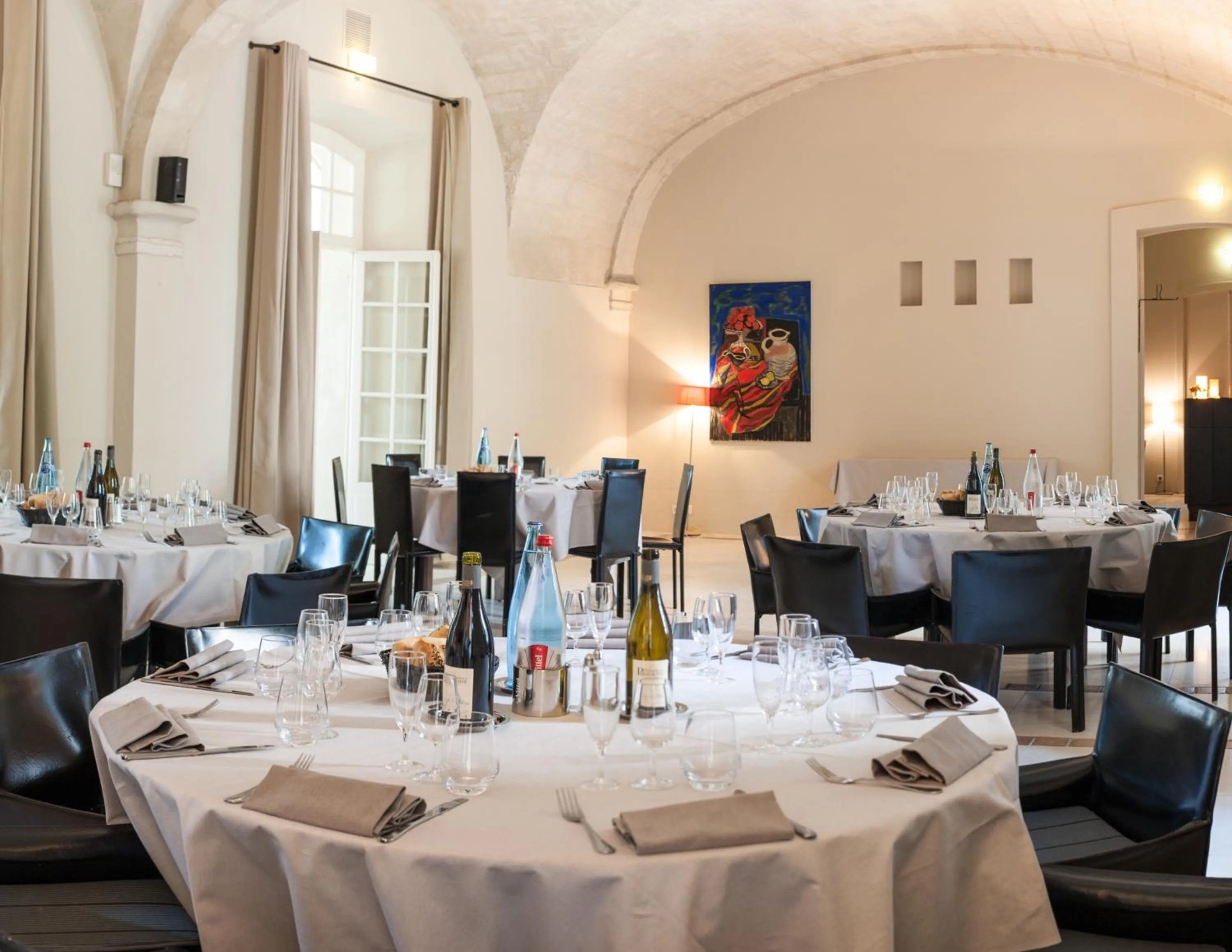 Restaurant/places to eat in Hôtel Cloitre Saint Louis Avignon