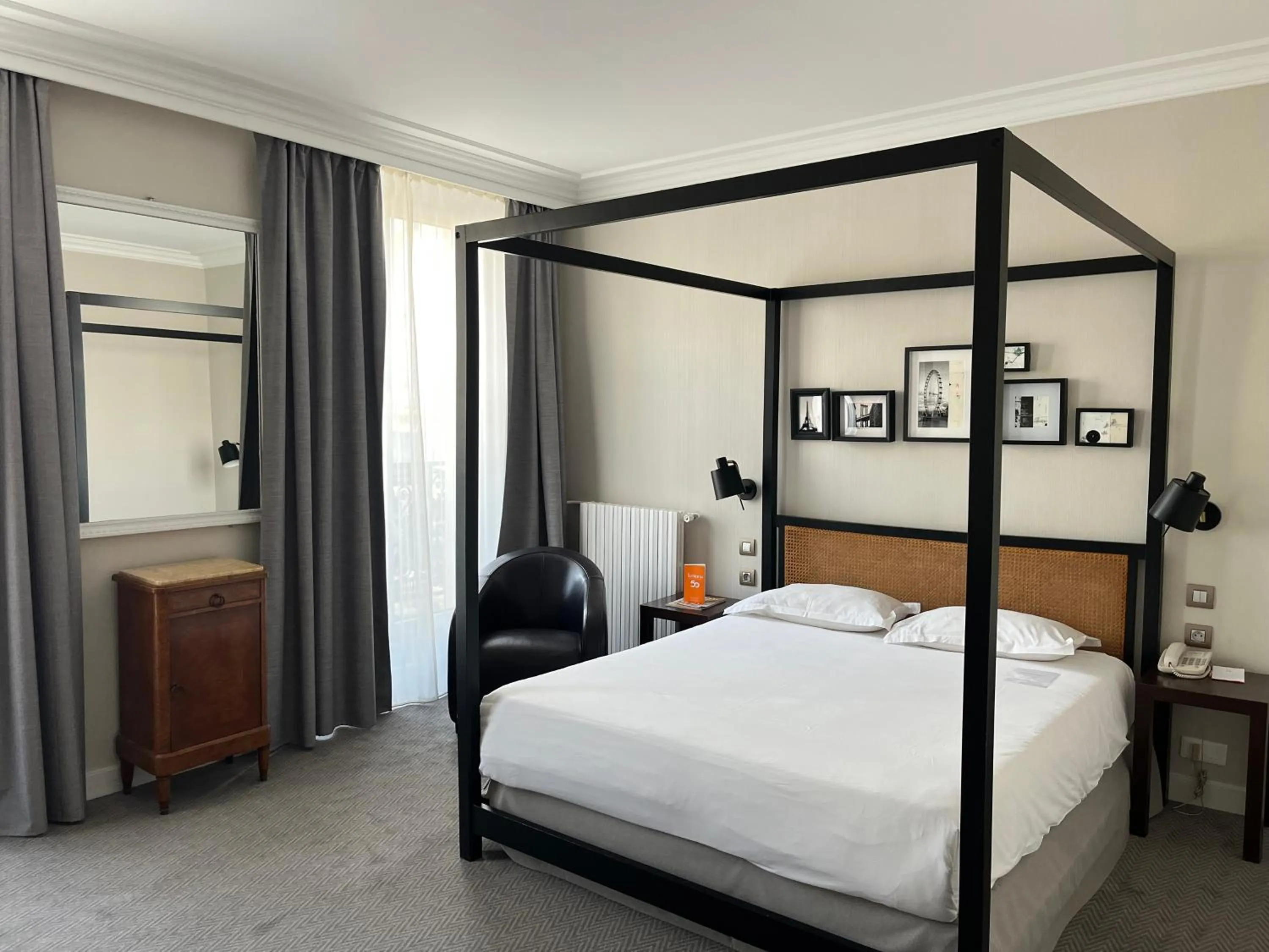 Bedroom, Bed in Hôtel Londres et New York - Teritoria