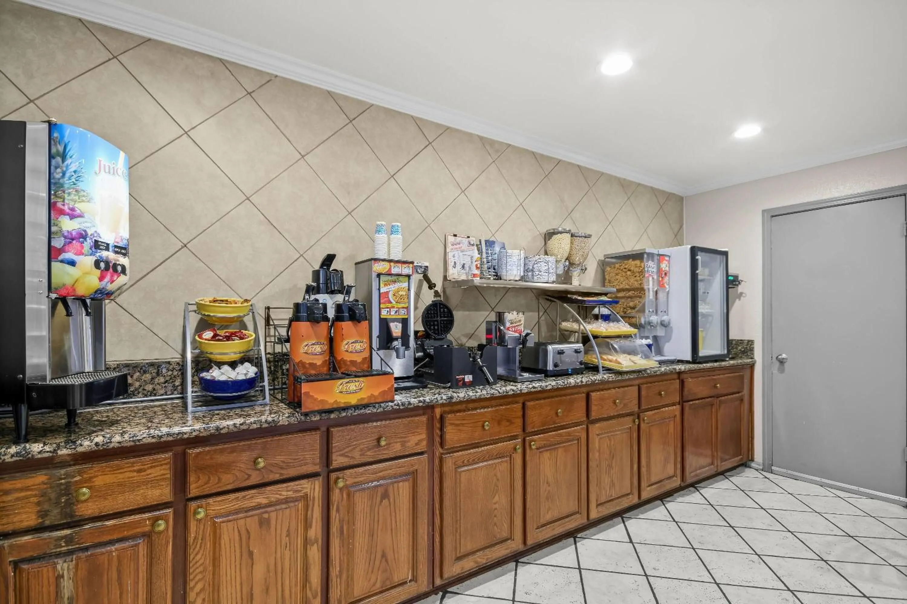 Restaurant/places to eat in Days Inn by Wyndham Lost Hills