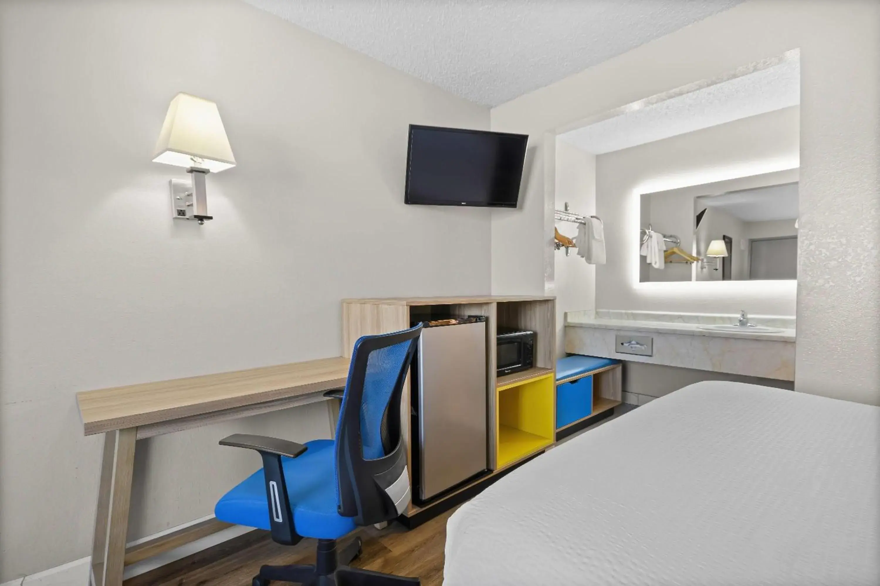 Deluxe Queen Room with Two Queen Beds - Non-Smoking in Days Inn by Wyndham Lost Hills Deluxe Queen Room with Two Queen Beds - Non-Smoking in Days Inn by Wyndham Lost Hills