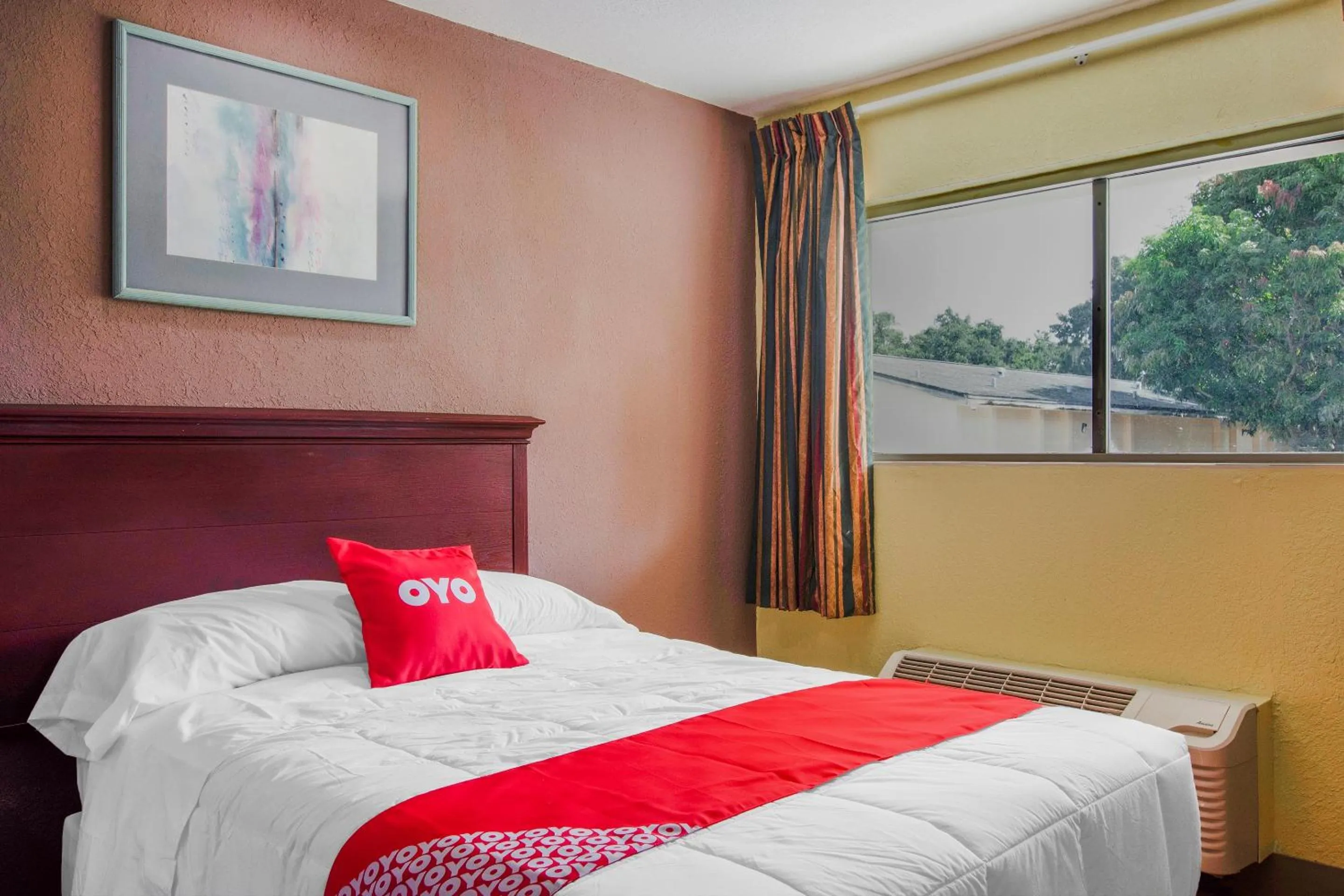 Bedroom, Bed in OYO Superior Budget Inn Bartow
