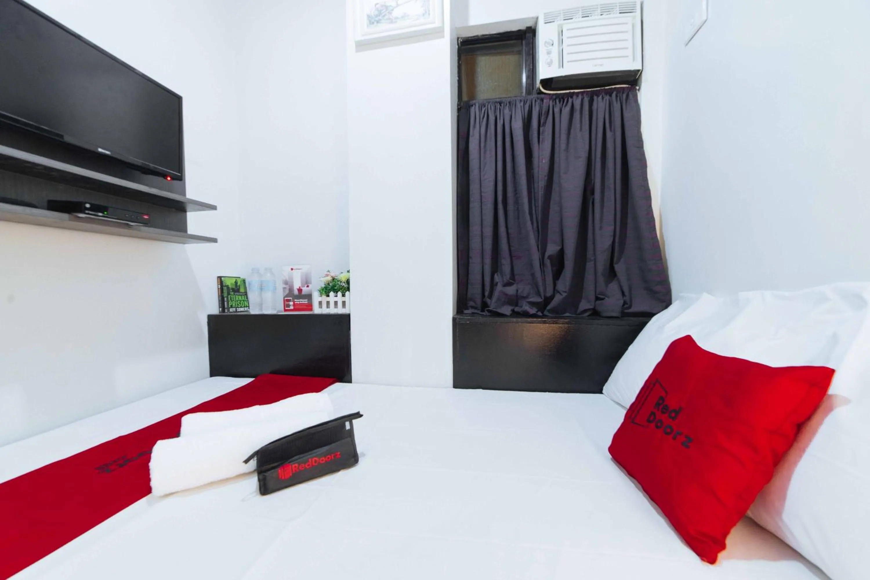 Bedroom, Bed in RedDoorz near G Mall Bajada Davao