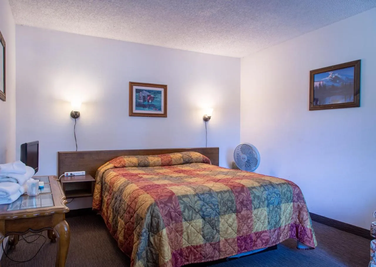 Bedroom, Bed in Sis Q Inn