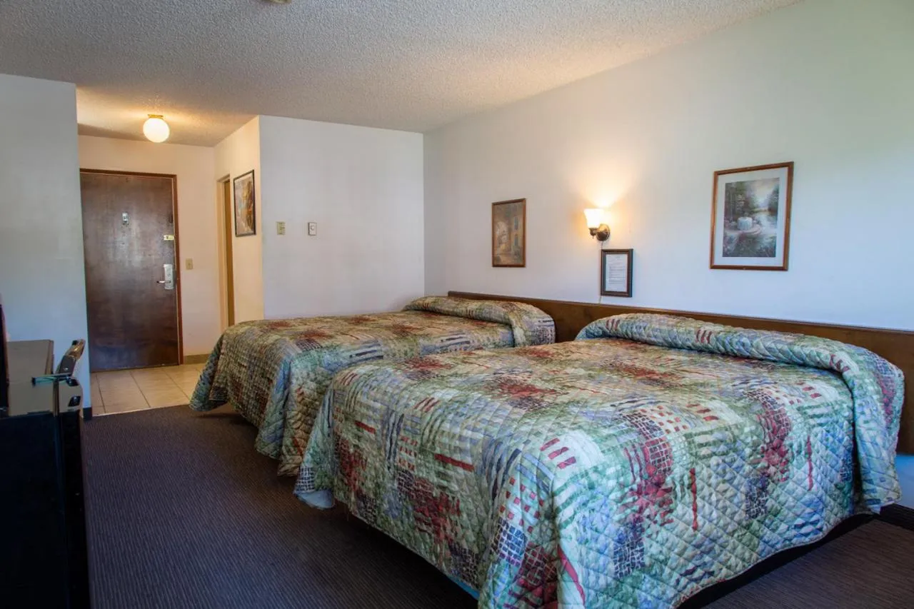 Photo of the whole room, Bed in Sis Q Inn