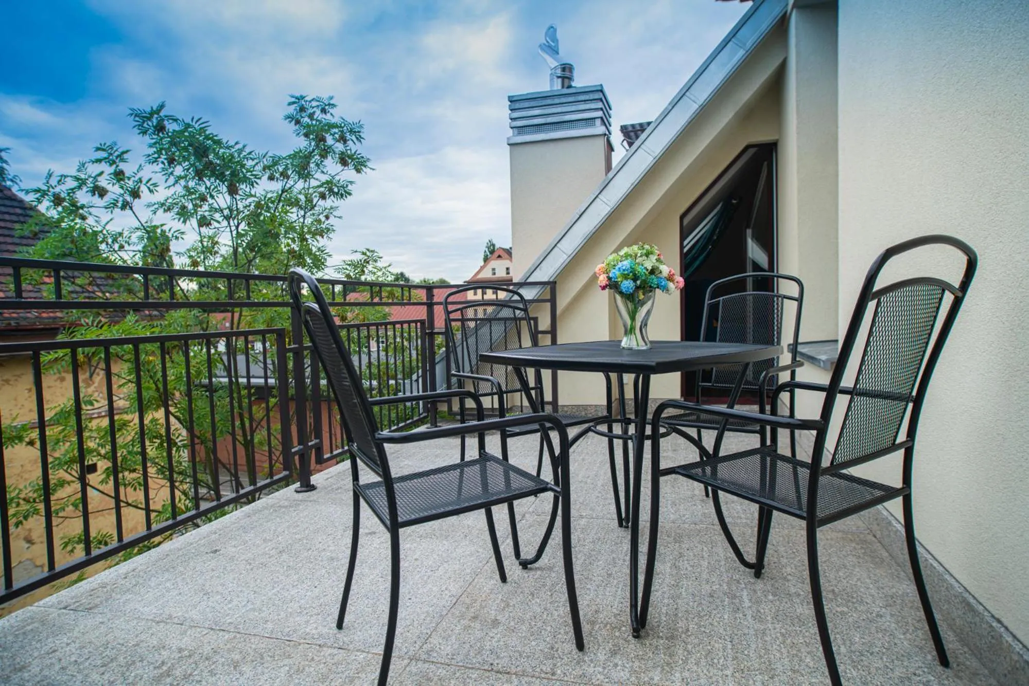 Balcony/Terrace in Hostel "Night o'clock" - restauracja, parking i darmowa siłownia