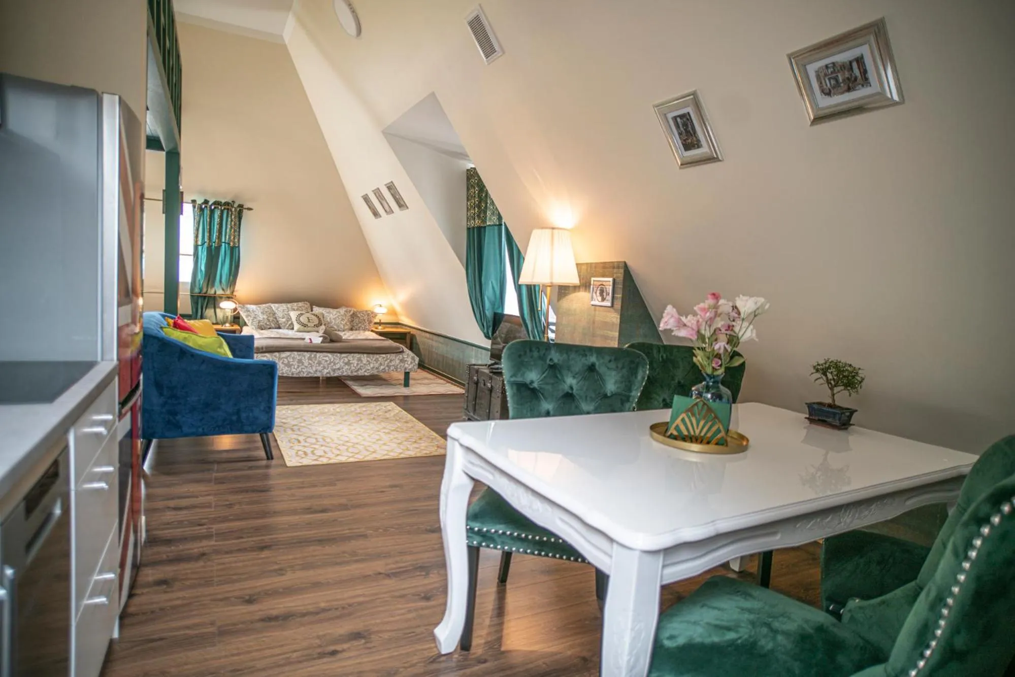 Communal lounge/ TV room in Hostel "Night o'clock" - restauracja, parking i darmowa siłownia