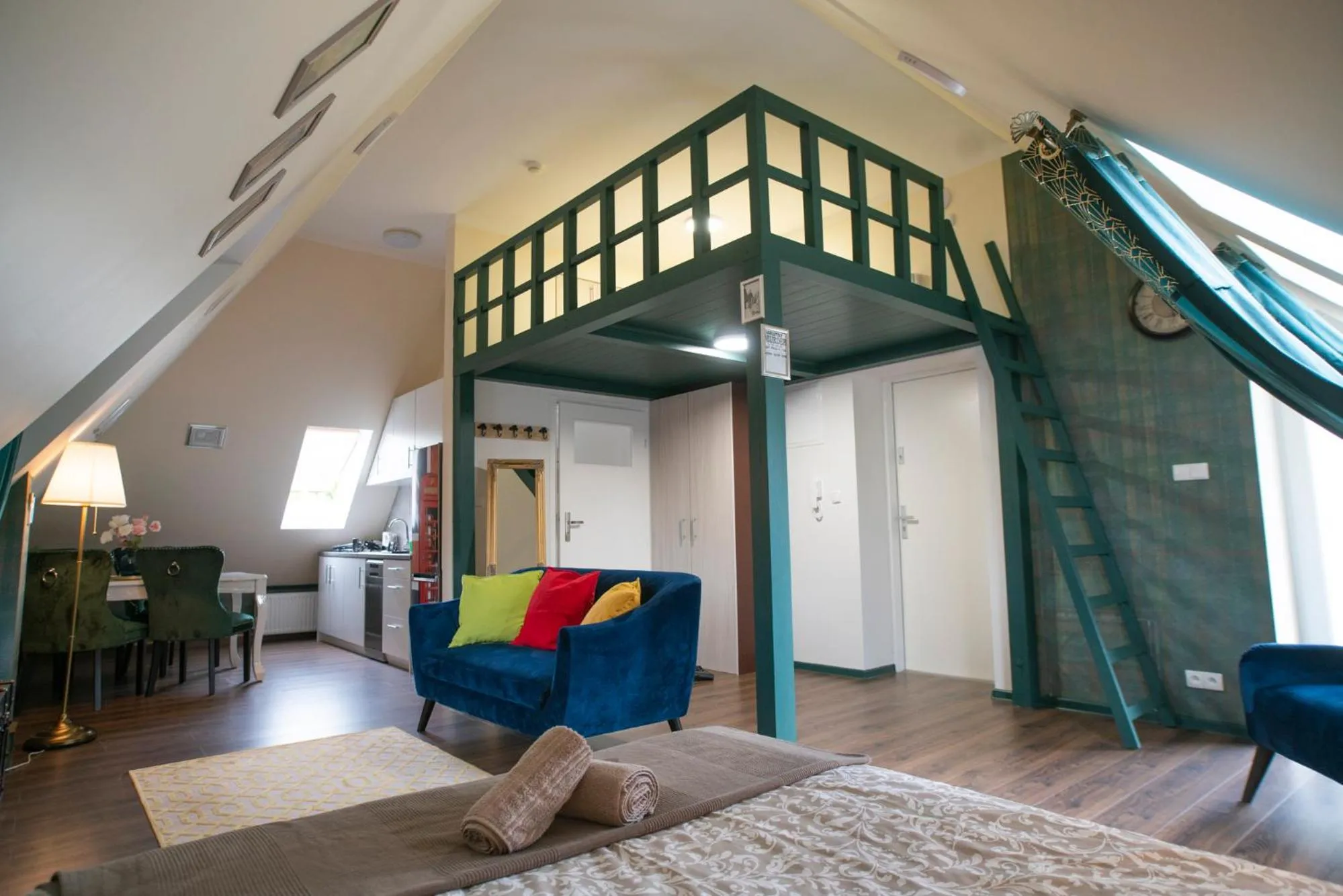 Hostel "Night o'clock" - restauracja, parking i darmowa siłownia