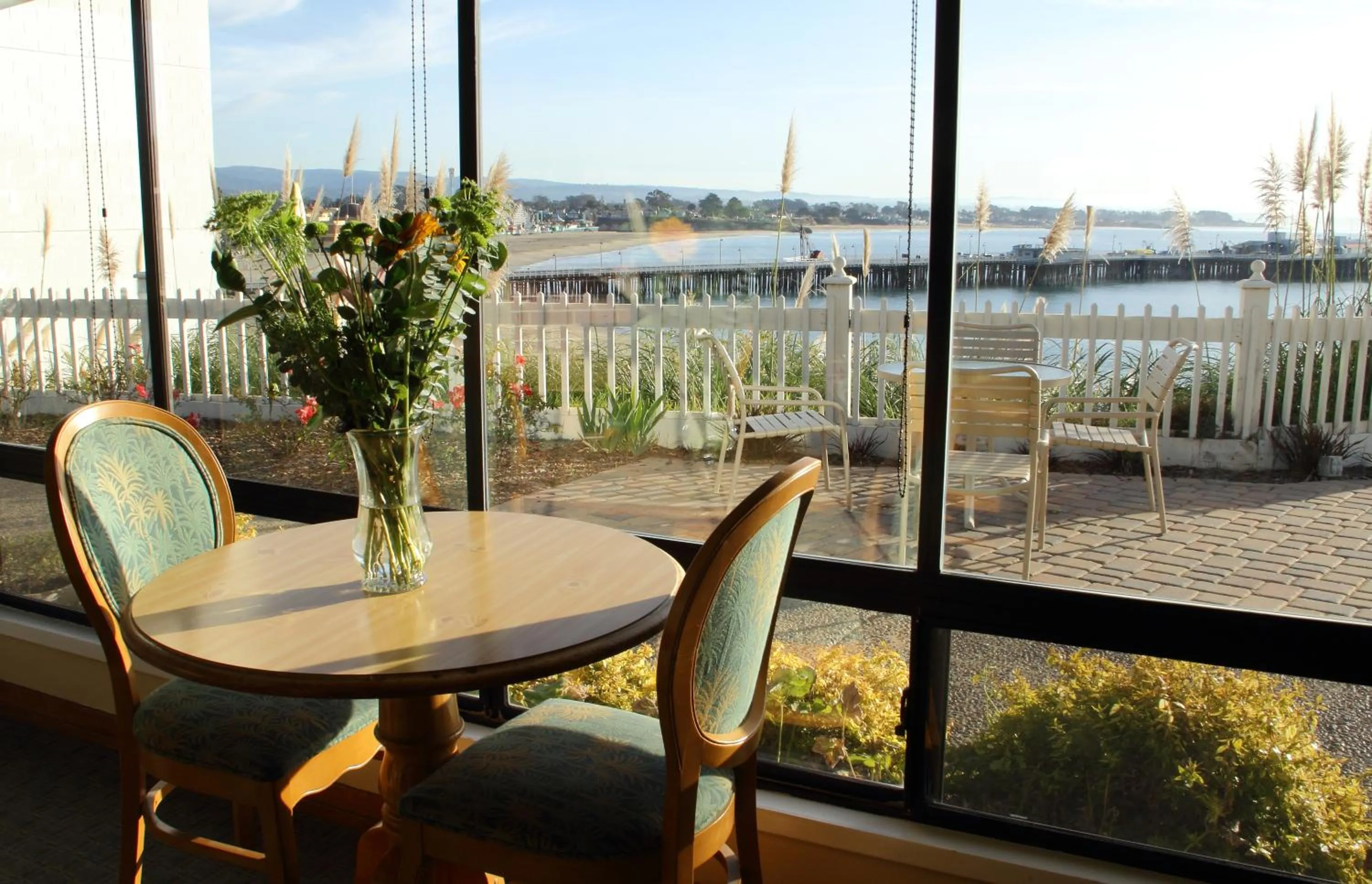 Lounge or bar in Sea & Sand Inn