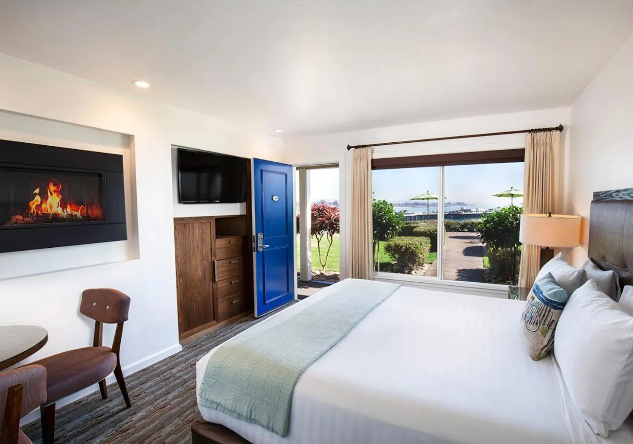 Bedroom, Bed in Sea & Sand Inn