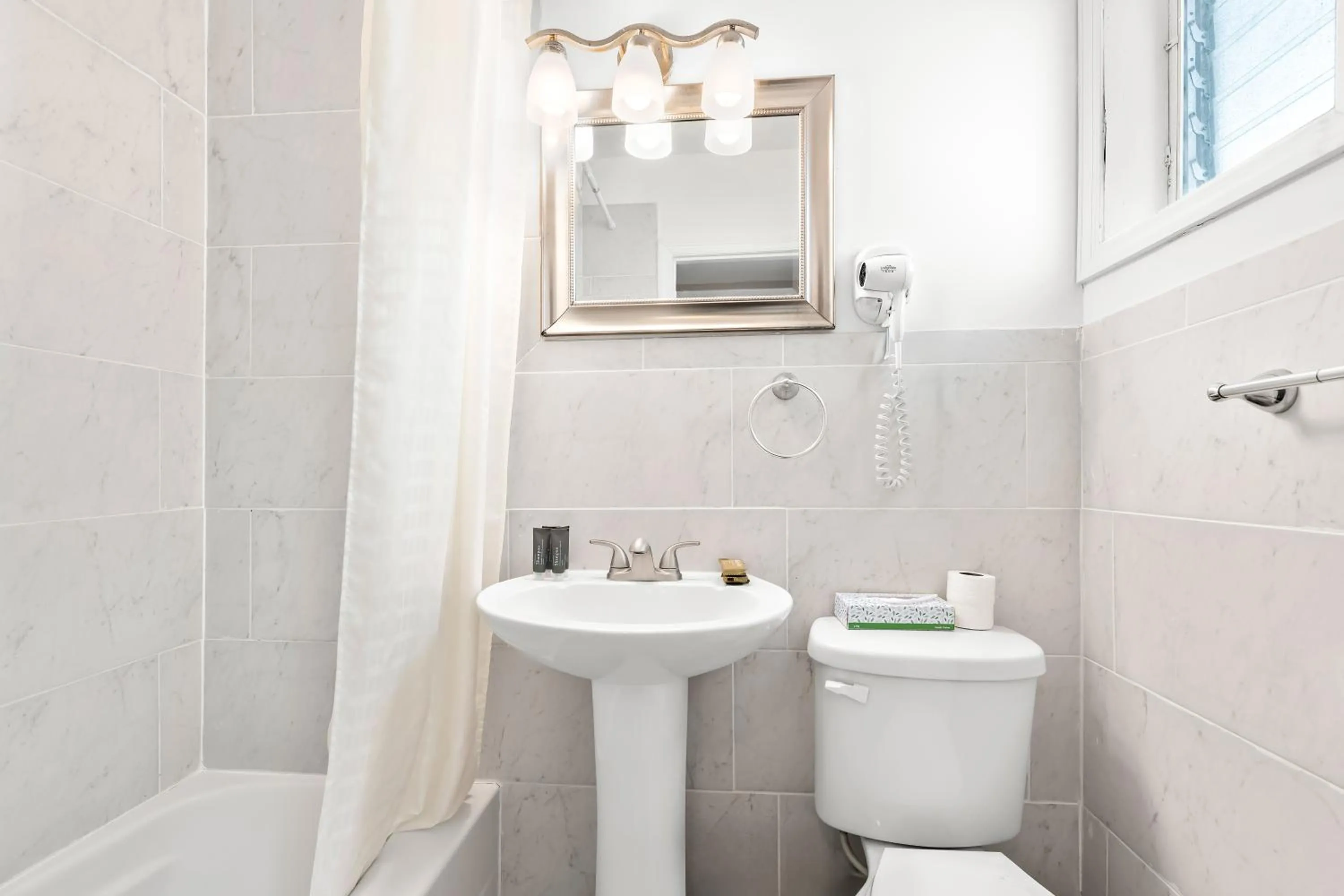 Toilet in Mango Motel Wildwood Beach & Boardwalk