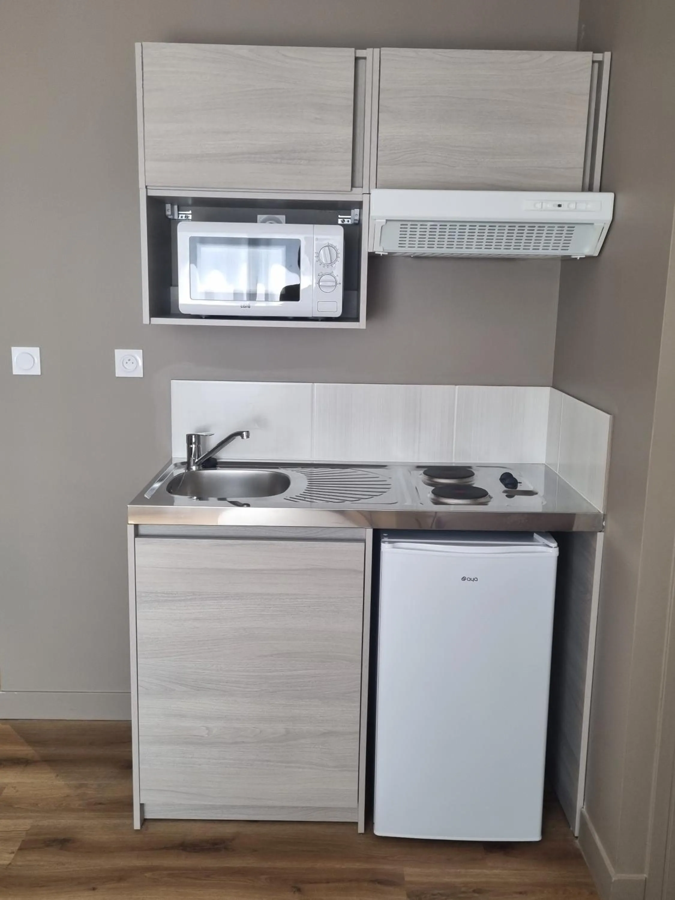 Kitchen or kitchenette in Kyriad Angoulême Nord Champniers- Hôtel & Résidence