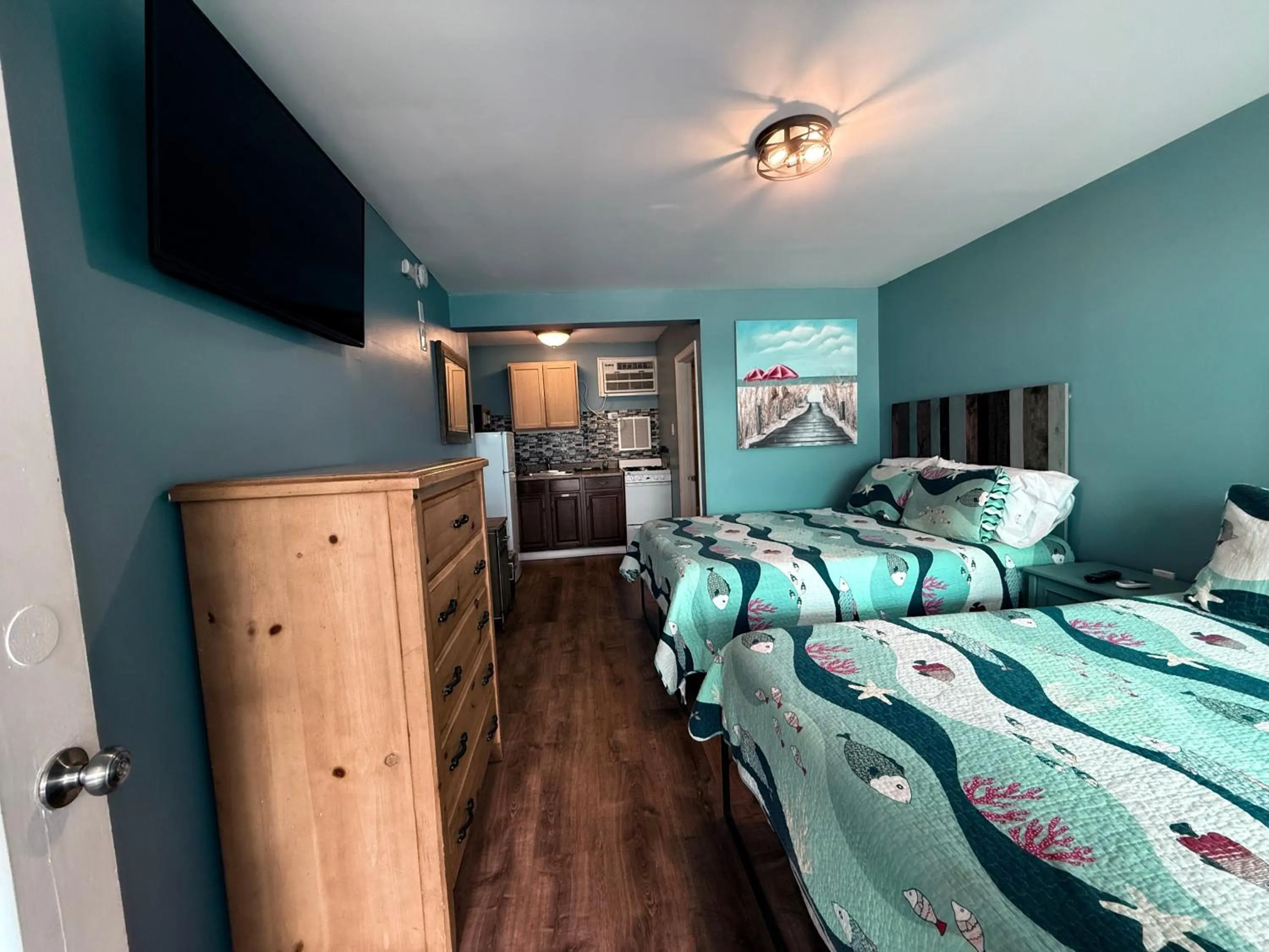 Photo of the whole room, Bed in Twilight Motel