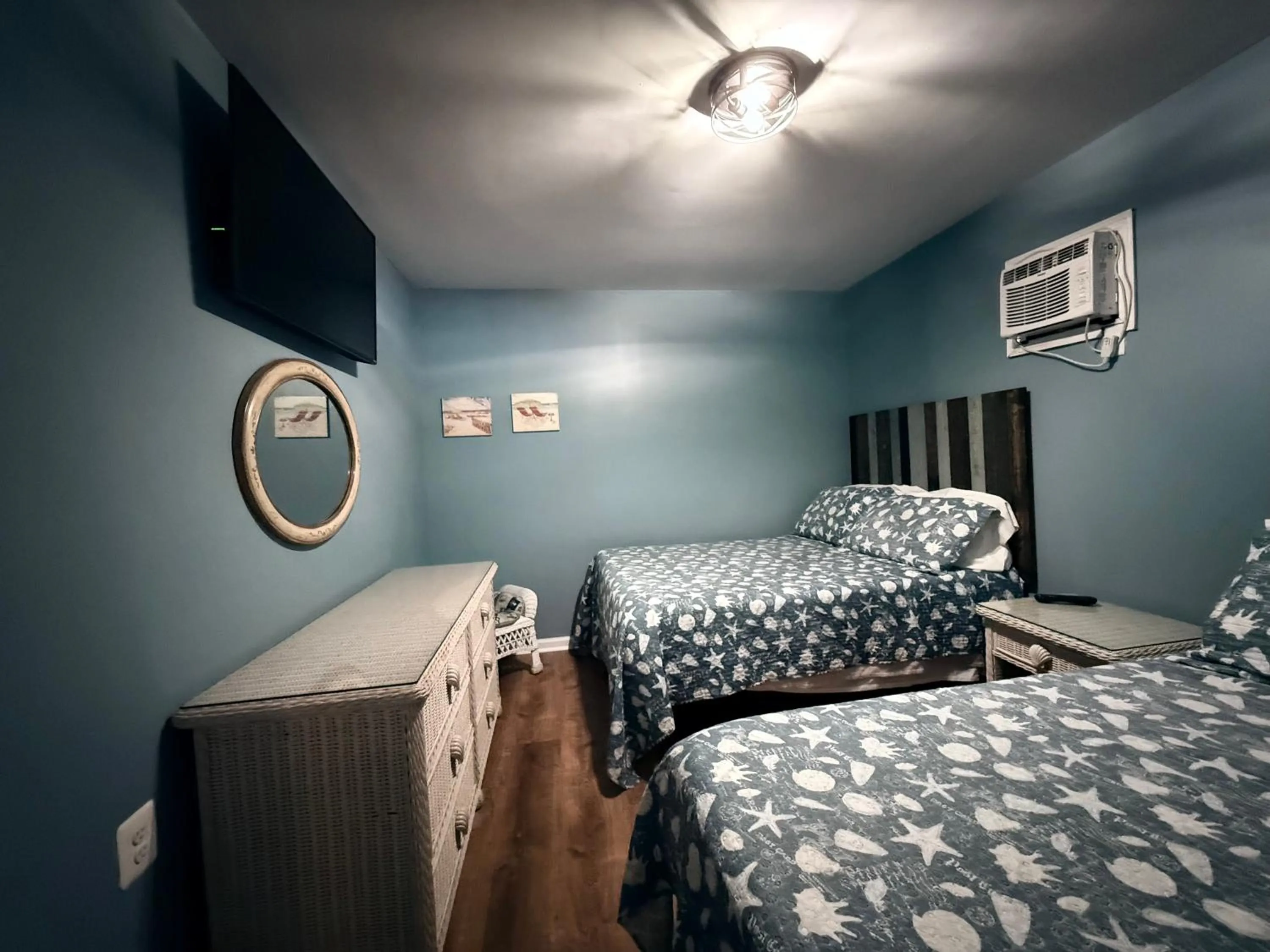 Bedroom, Bed in Twilight Motel