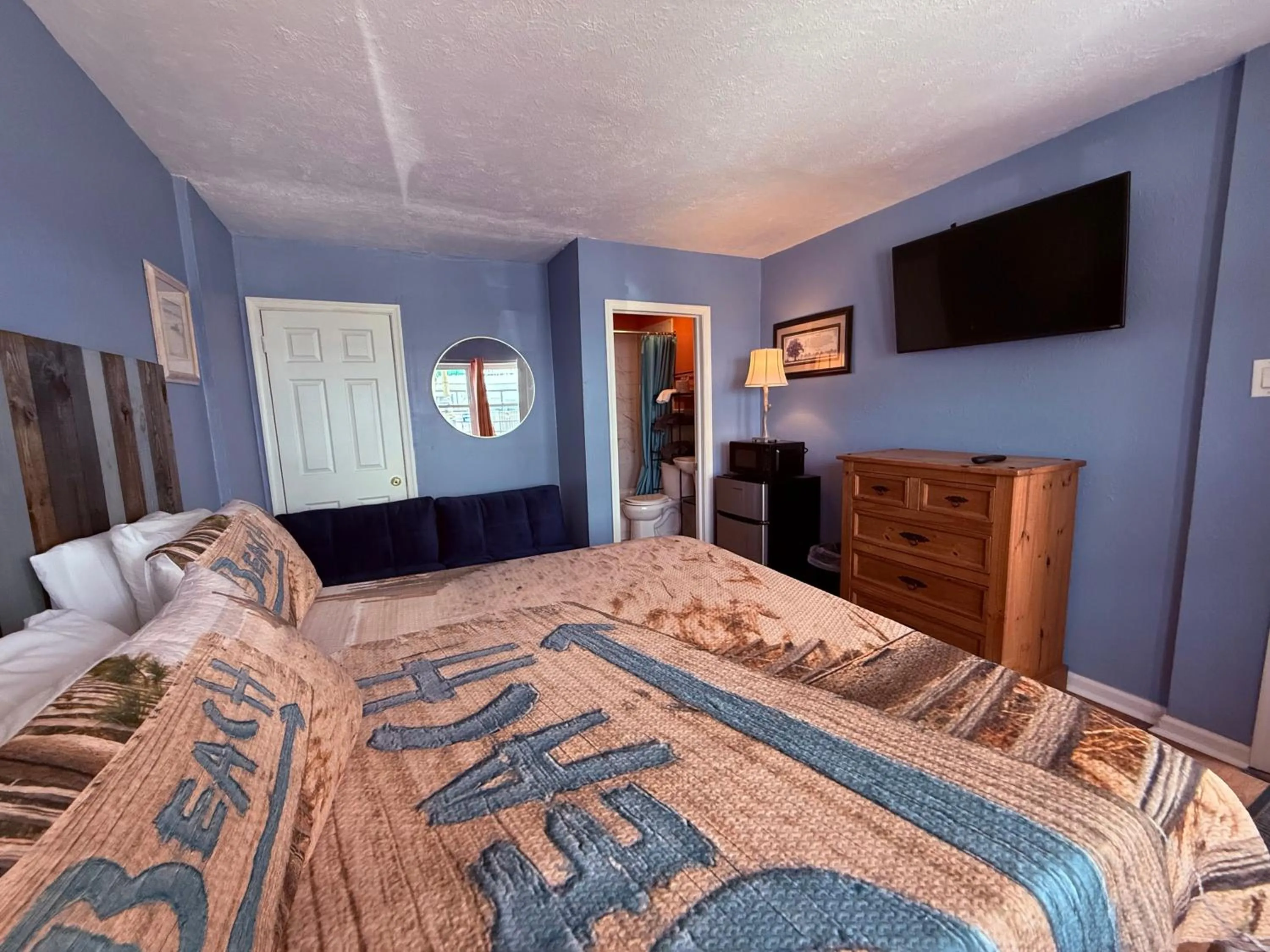 Photo of the whole room, Bed in Twilight Motel