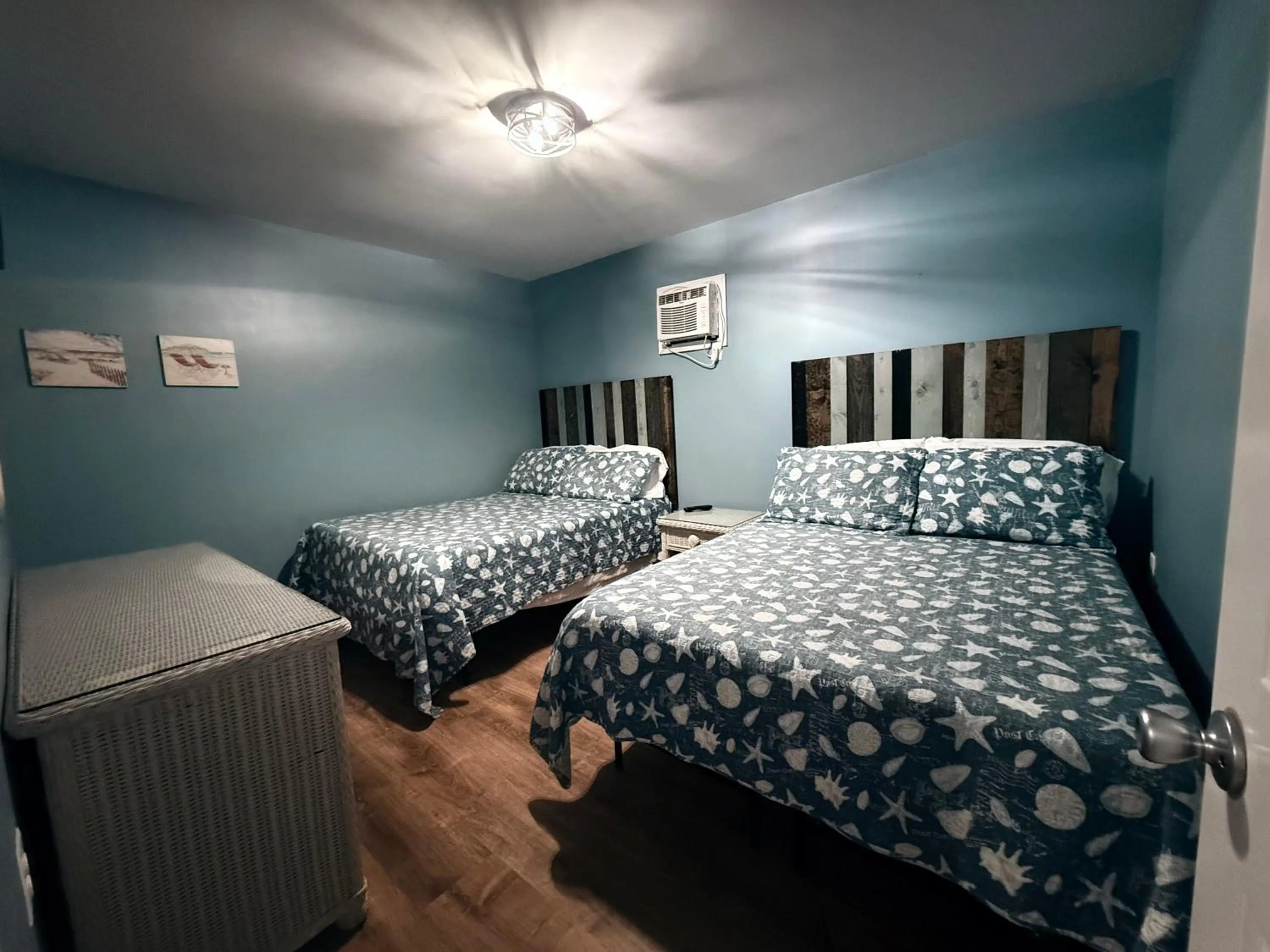 Bedroom, Bed in Twilight Motel