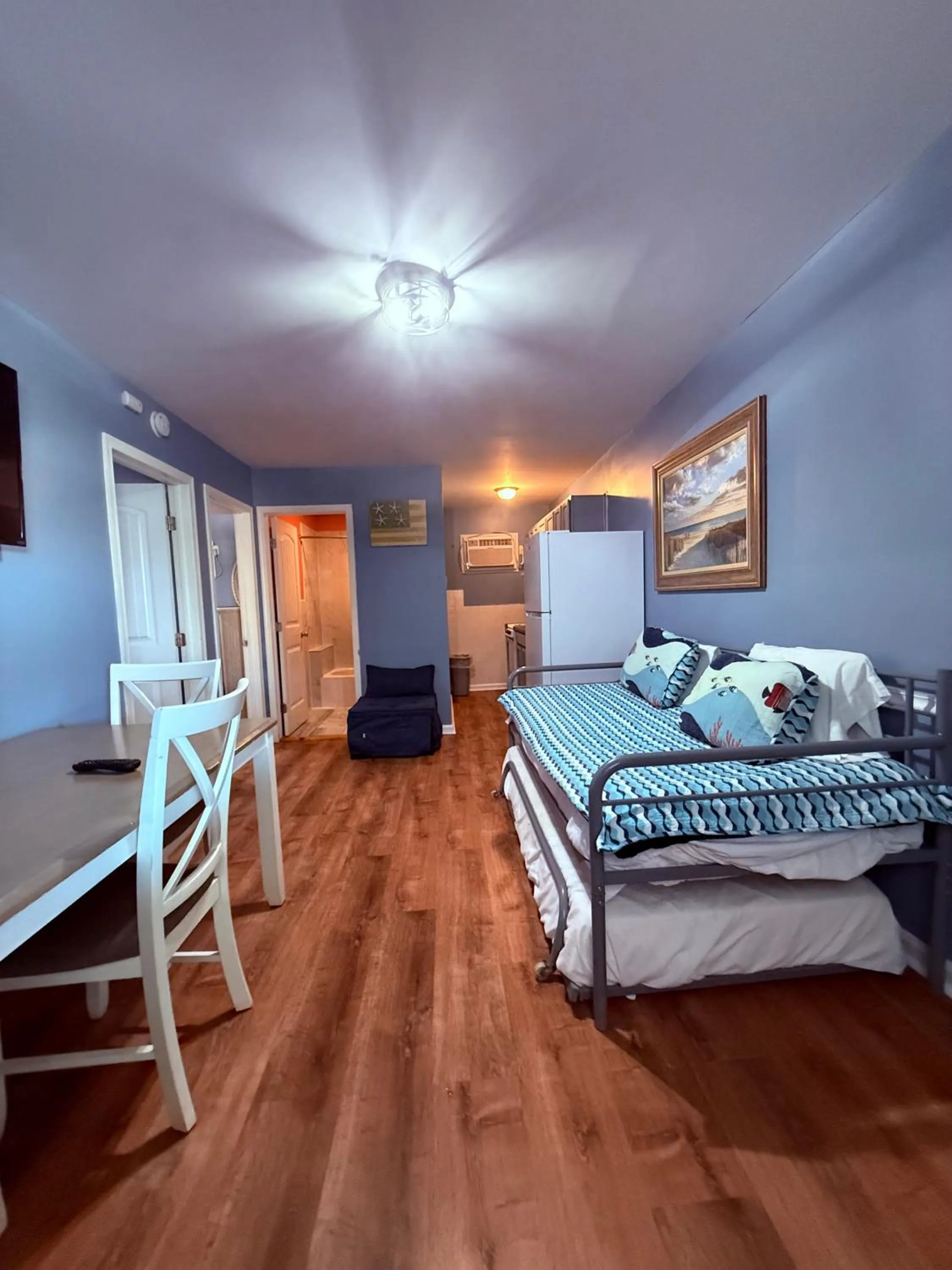 Kitchen or kitchenette, Bed in Twilight Motel