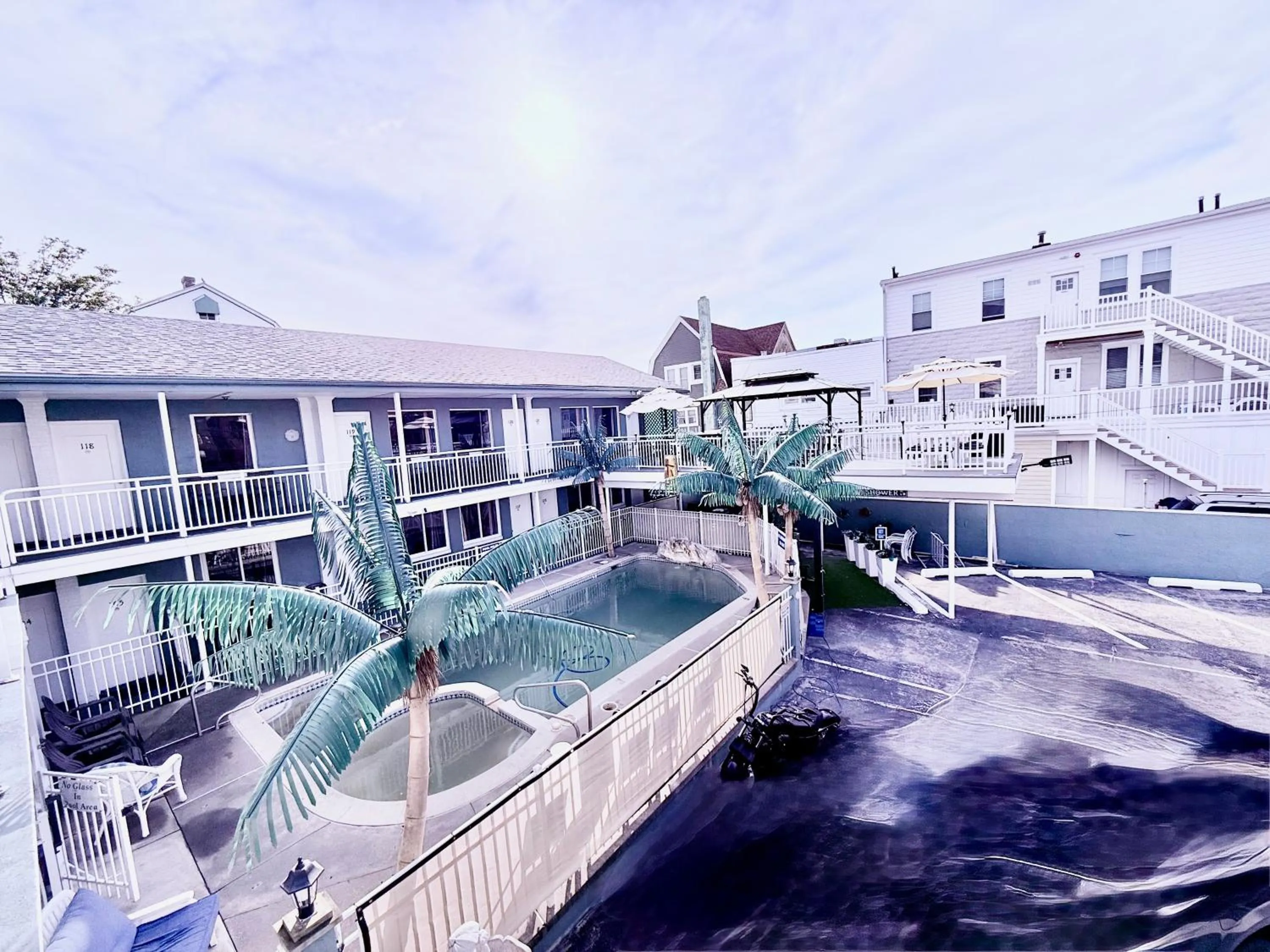 Swimming pool in Twilight Motel