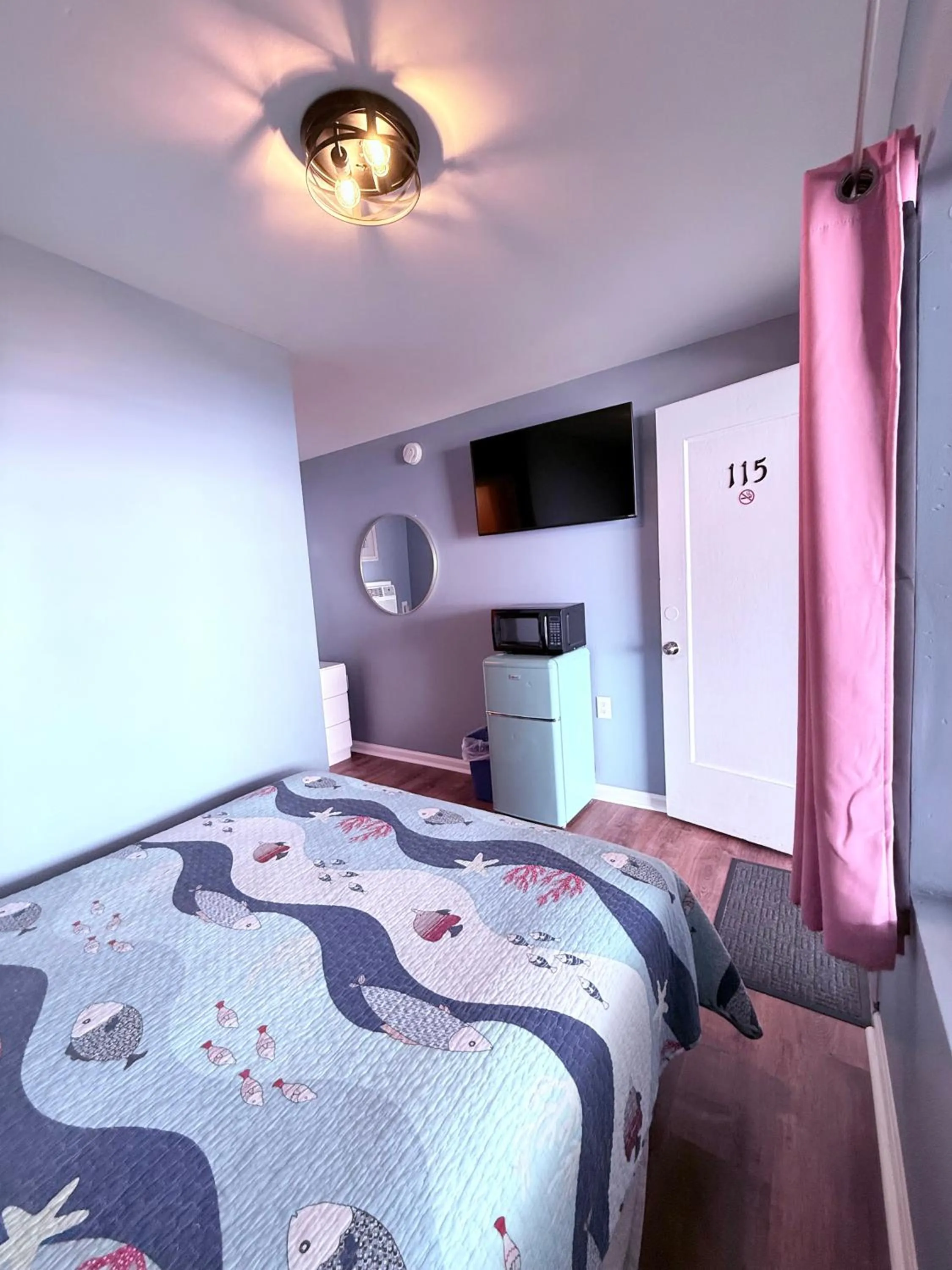 Photo of the whole room, Bed in Twilight Motel