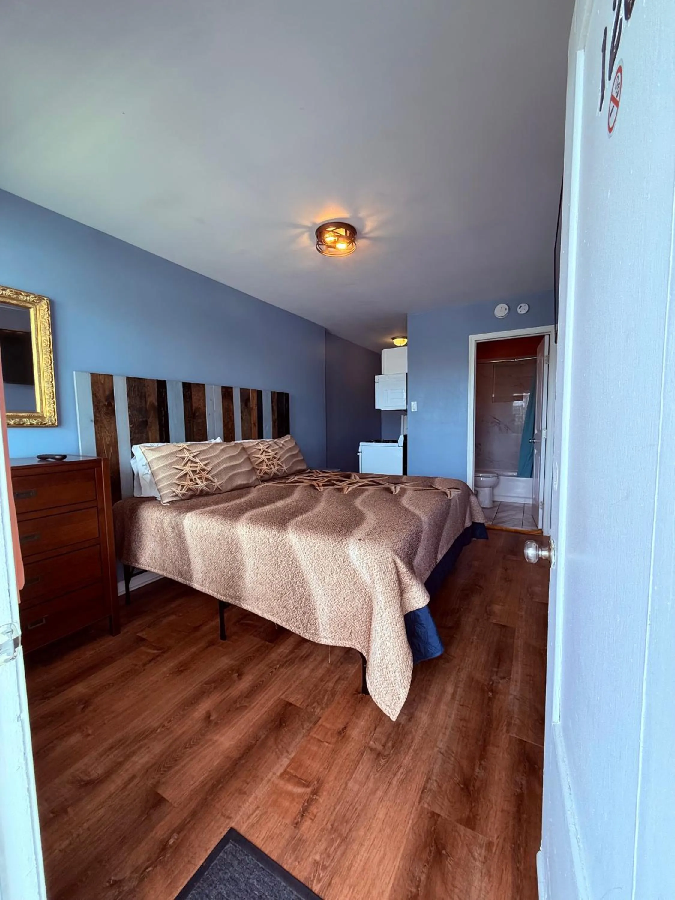 Photo of the whole room, Bed in Twilight Motel