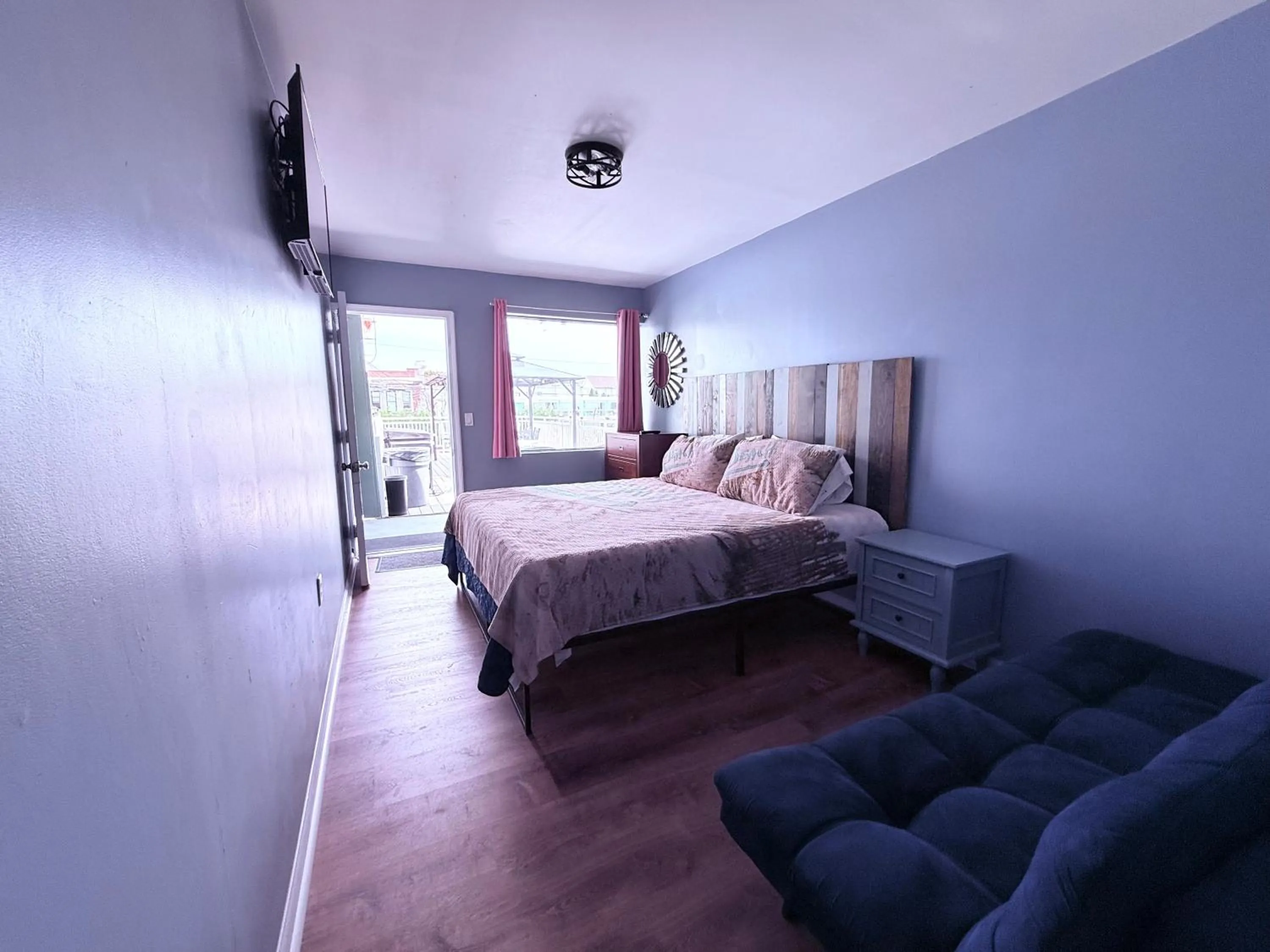 Photo of the whole room, Bed in Twilight Motel