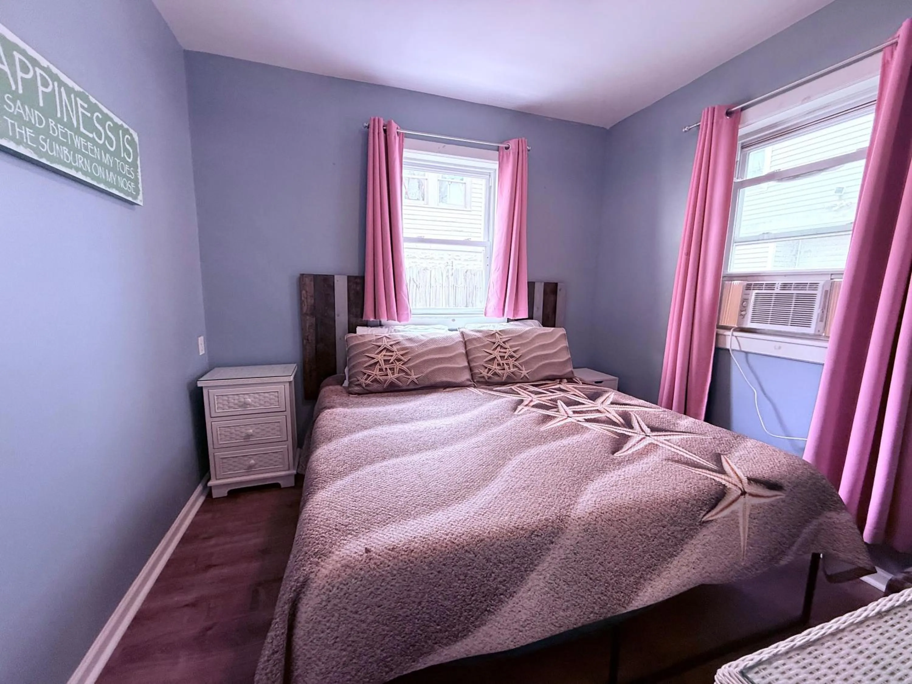 Bedroom, Bed in Twilight Motel